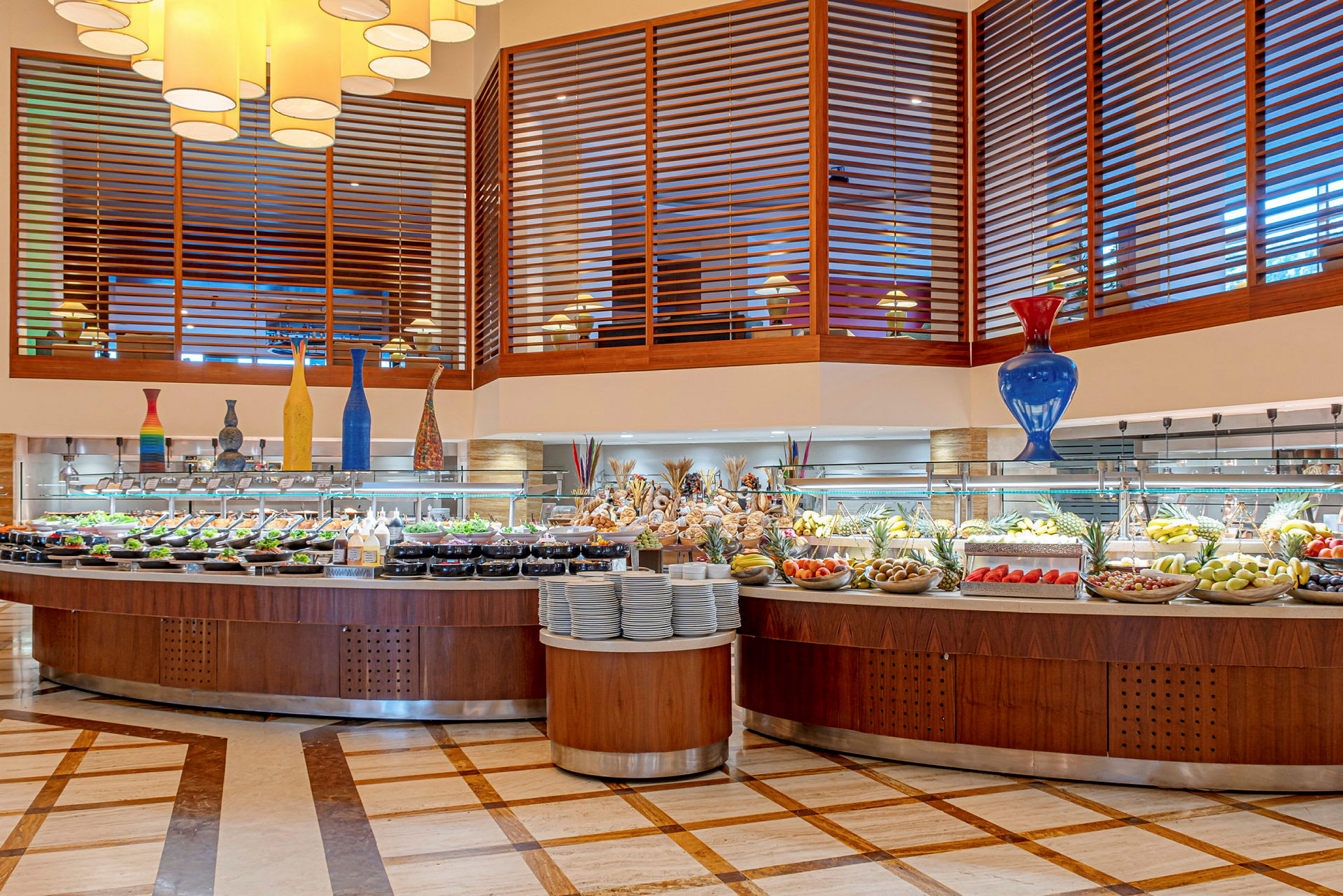 Buffet-alue, jossa erilaisia ruokia ja koristeita hotellissa. (Tekoälyn luoma teksti)