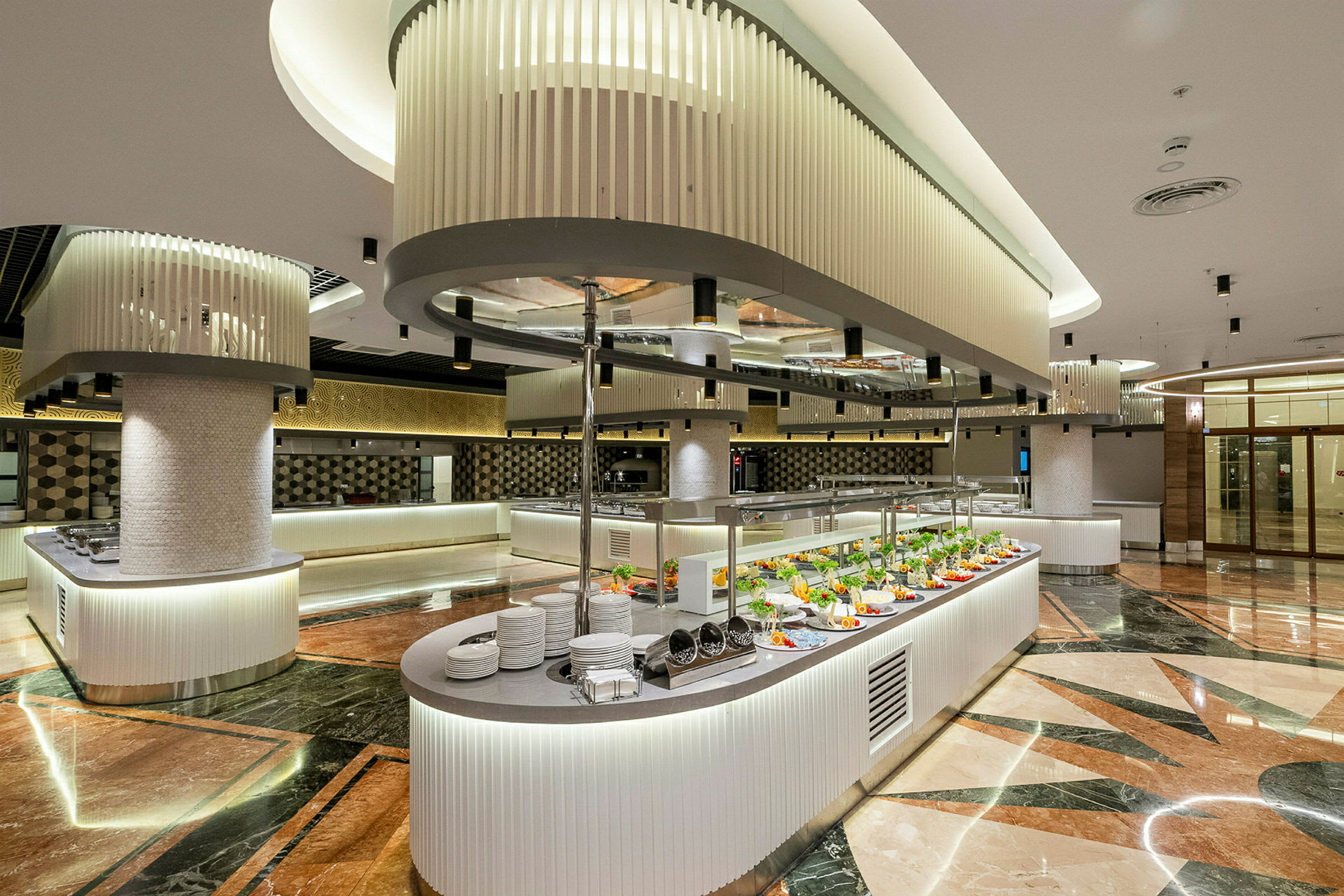 Buffet, jossa on modernit valaistuselementit avoimessa ruokailuympäristössä. (Tekoälyn luoma teksti)