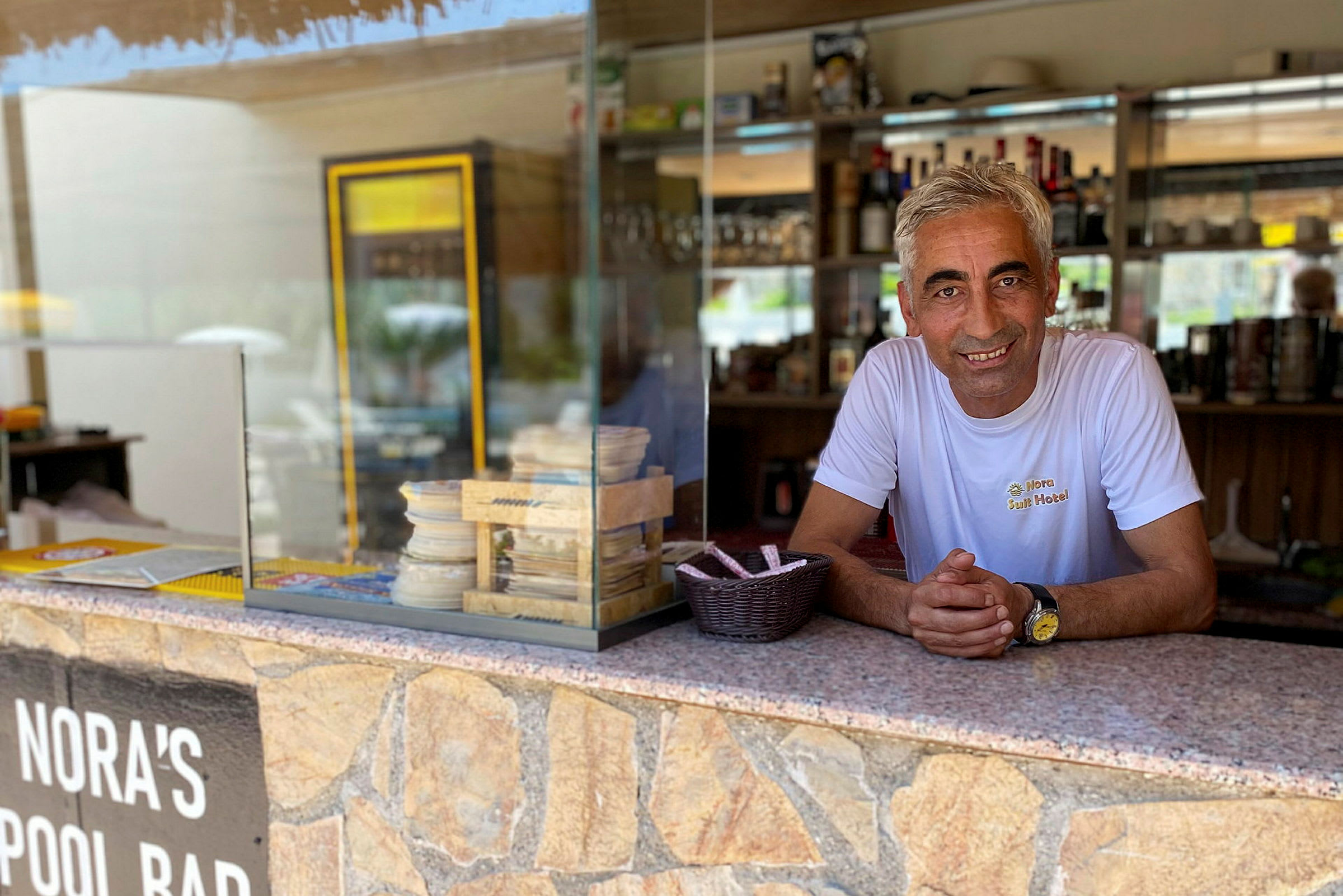 Kivibaari, jossa kyltti 'Nora's Pool Bar'. (Tekoälyn luoma teksti)