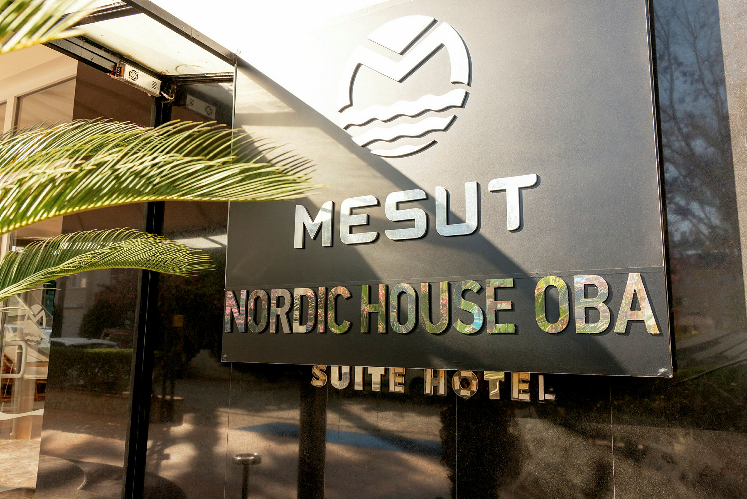 Hotellin kyltti, jossa lukee Mesut Nordic House Oba Suite Hotel. (Tekoälyn luoma teksti)