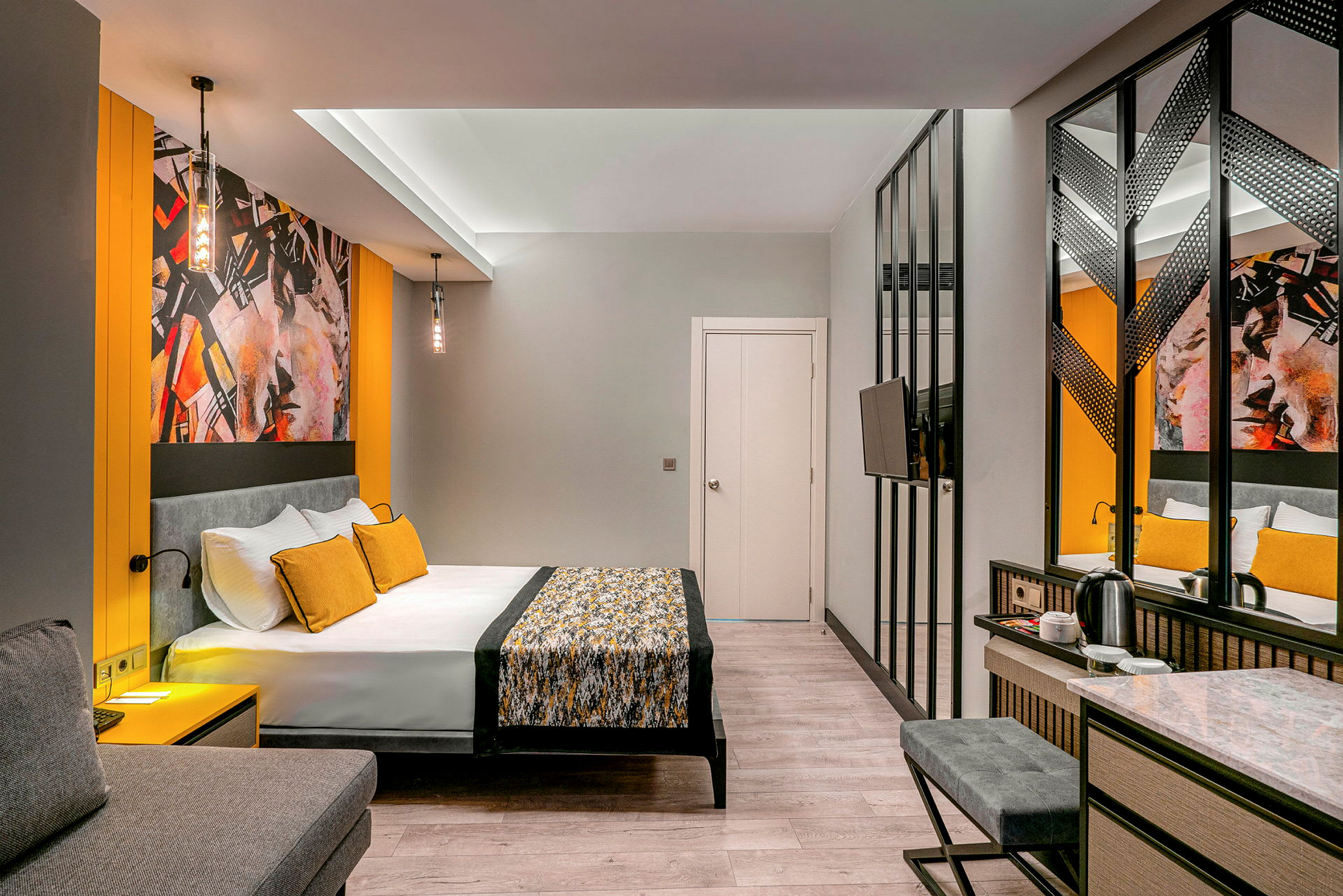 Moderni hotellihuone, jossa on sänky, peili ja istuin. (Tekoälyn luoma teksti)