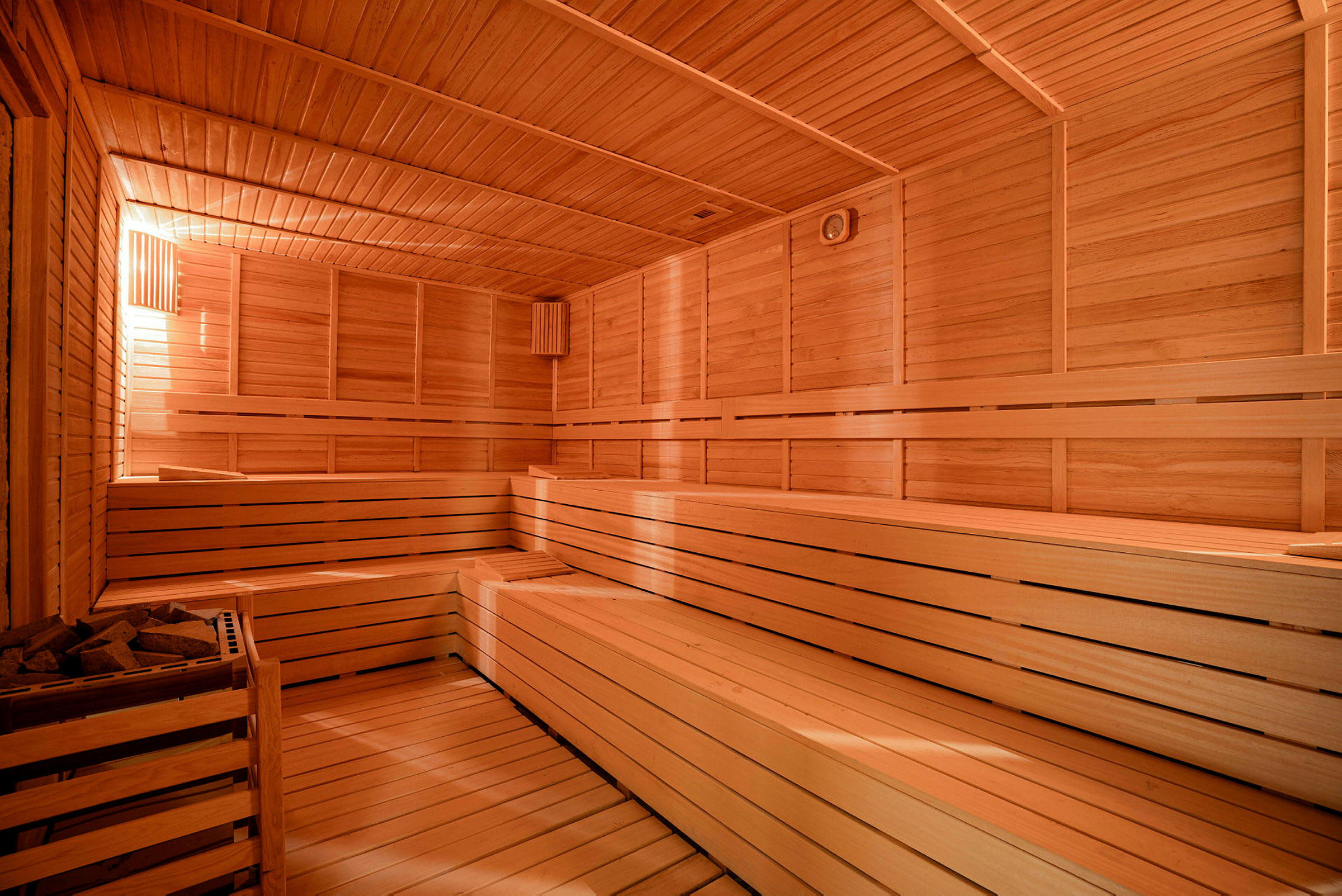 Puupaneloitu sauna, jossa on penkkejä. (Tekoälyn luoma teksti)