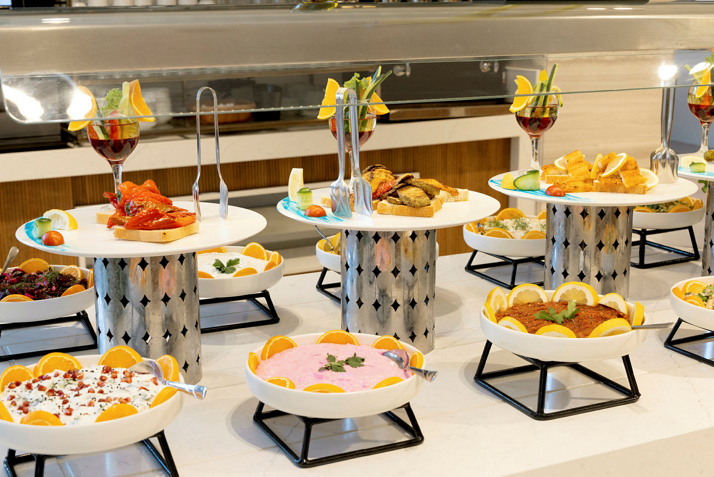 Buffet, jossa on erilaisia ruokia ja koristeluita tarjoilupöydällä. (Tekoälyn luoma teksti)