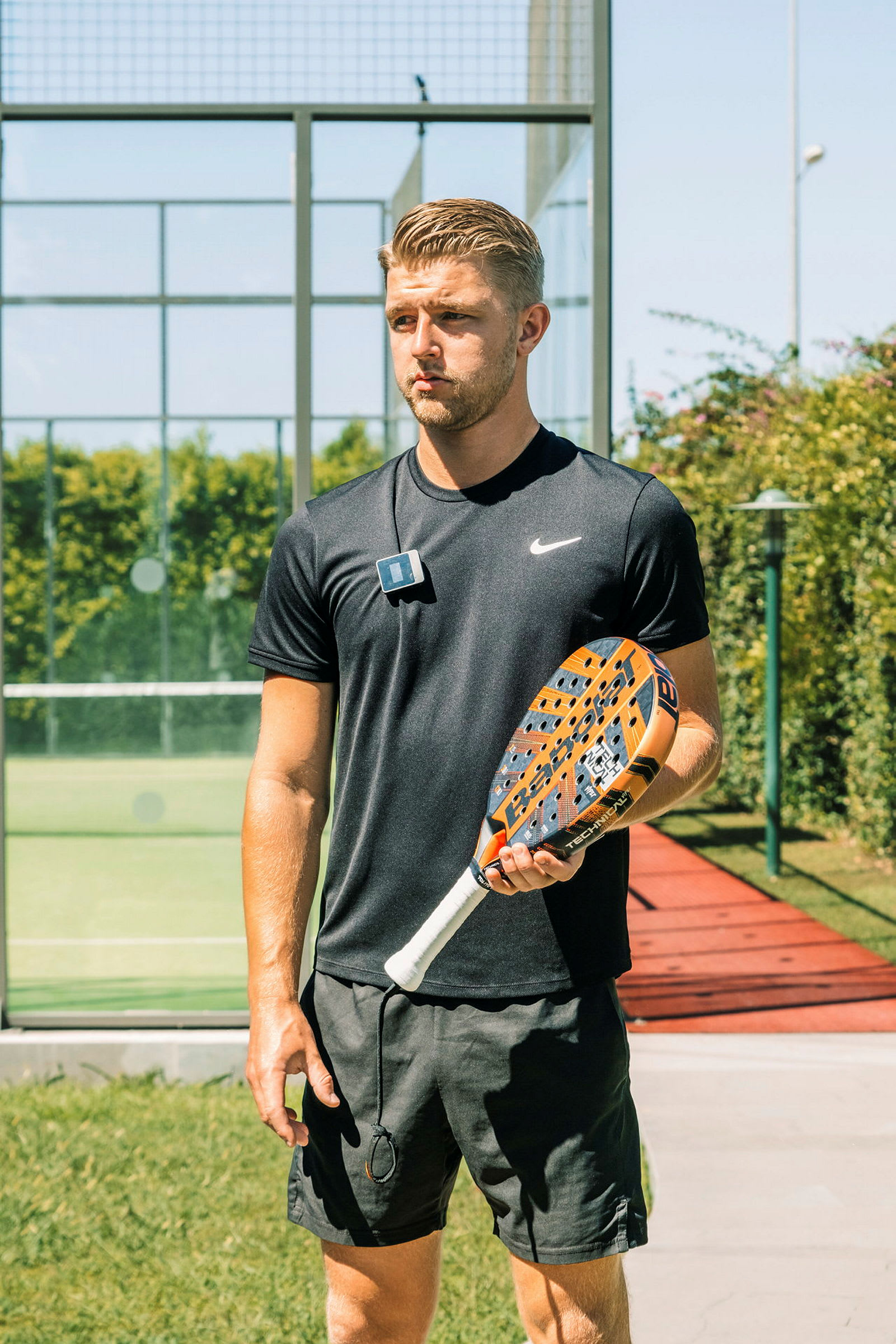 Henkilö pitää padelmailaa ulkona padelkentällä. (Tekoälyn luoma teksti)
