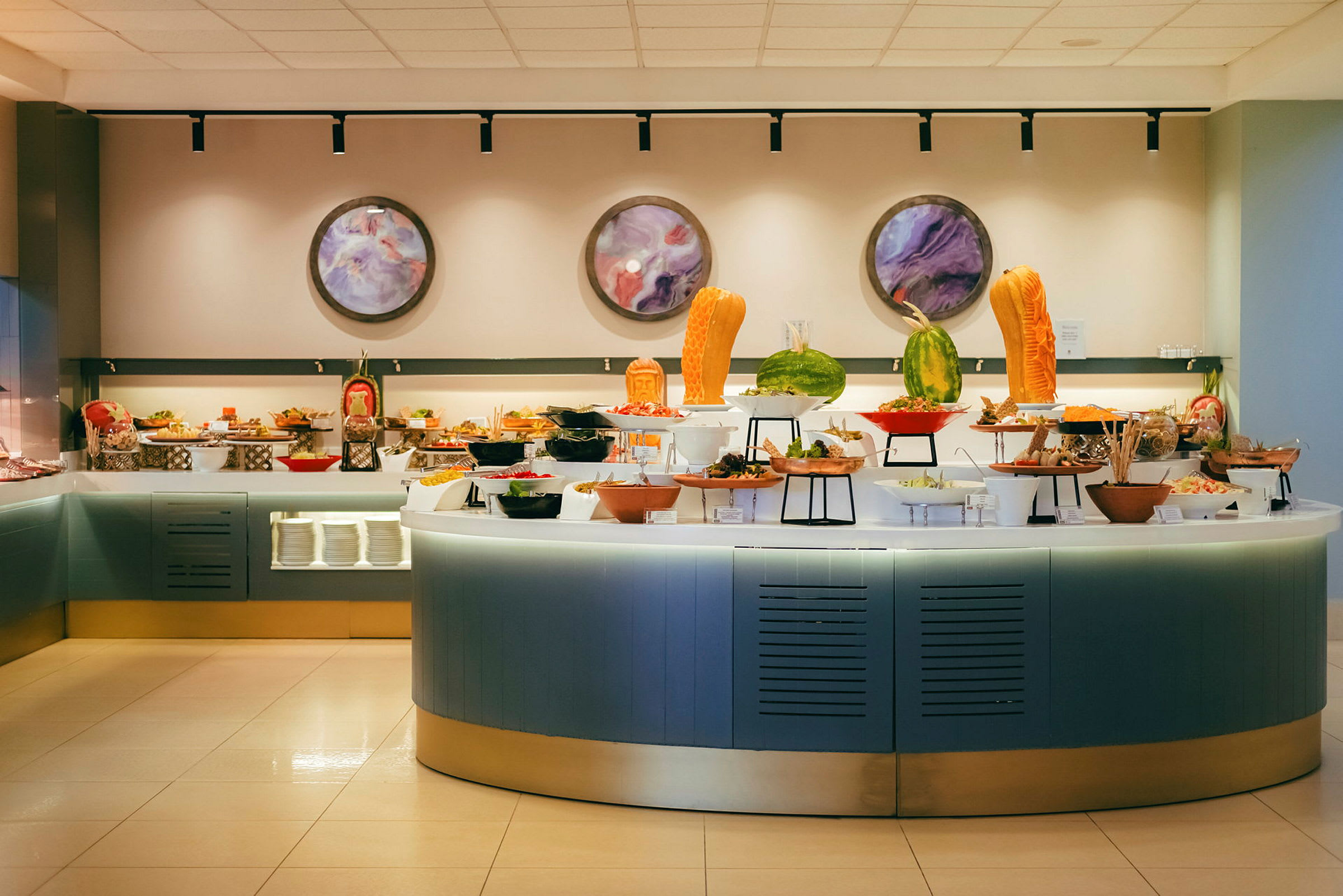 Buffet, jossa erilaisia ruokia ja koristeita. (Tekoälyn luoma teksti)