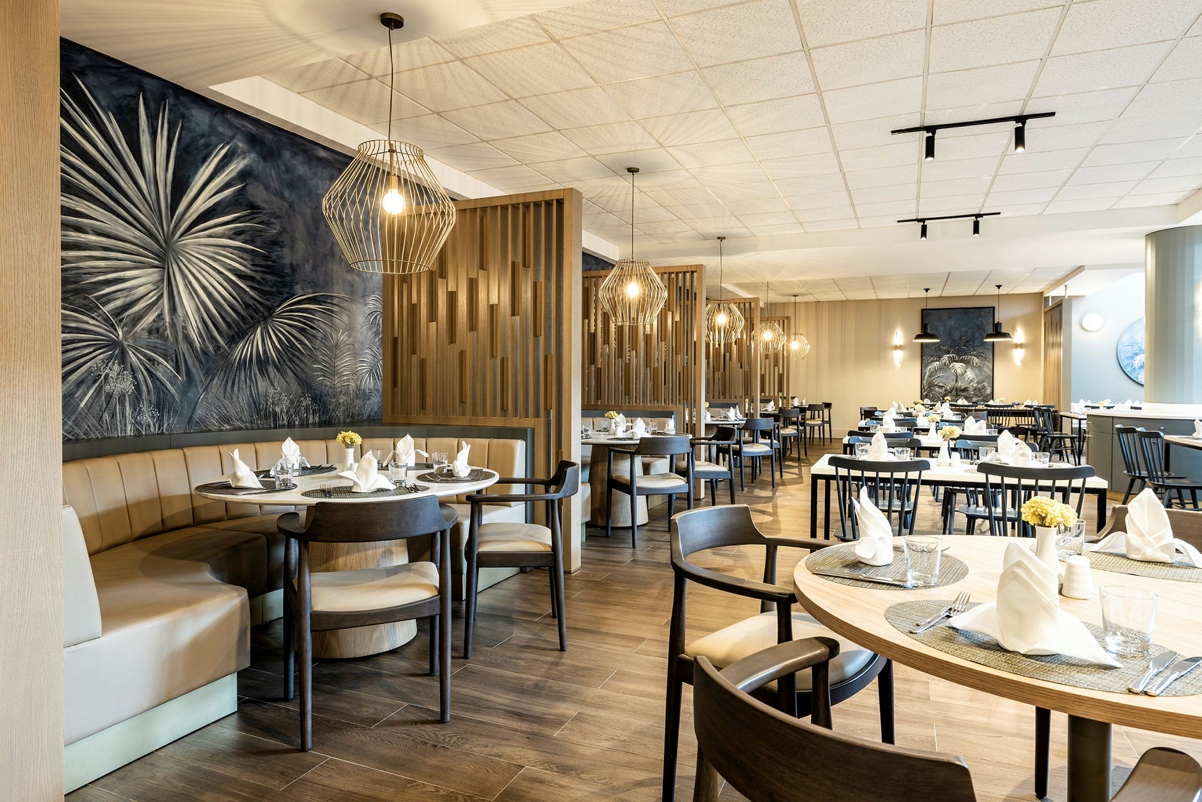 Moderni ravintola, jossa on katettuja pöytiä ja tyylikäs sisustus. (Tekoälyn luoma teksti)