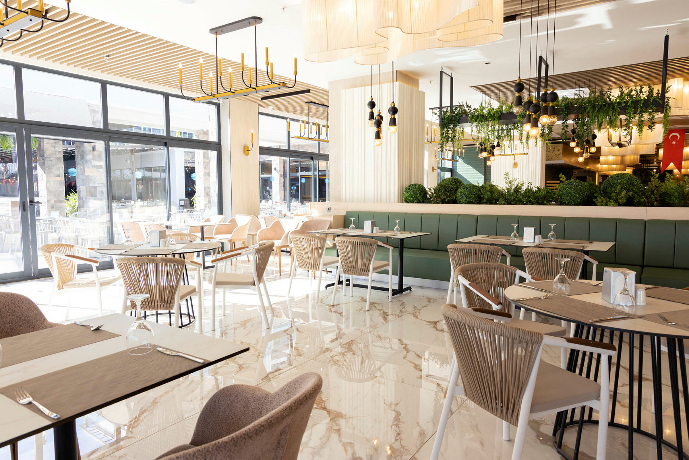 Valoisa ja moderni ravintola, jossa on suuret ikkunat ja tyylikäs sisustus. (Tekoälyn luoma teksti)