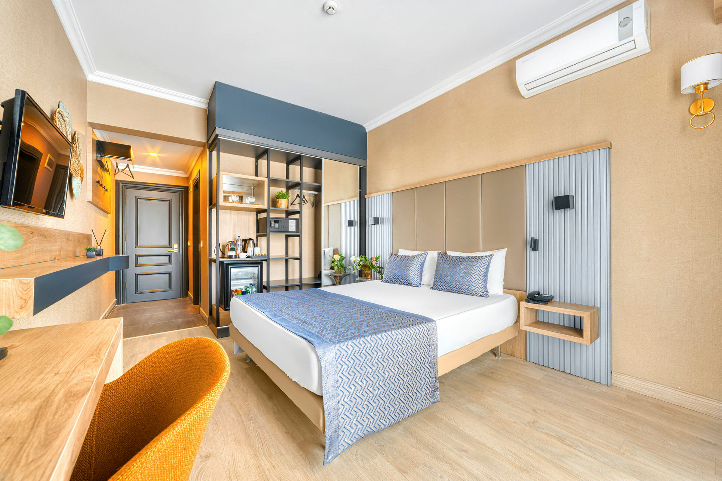 Hotellihuone, jossa on parivuode ja nykyaikaiset huonekalut. (Tekoälyn luoma teksti)