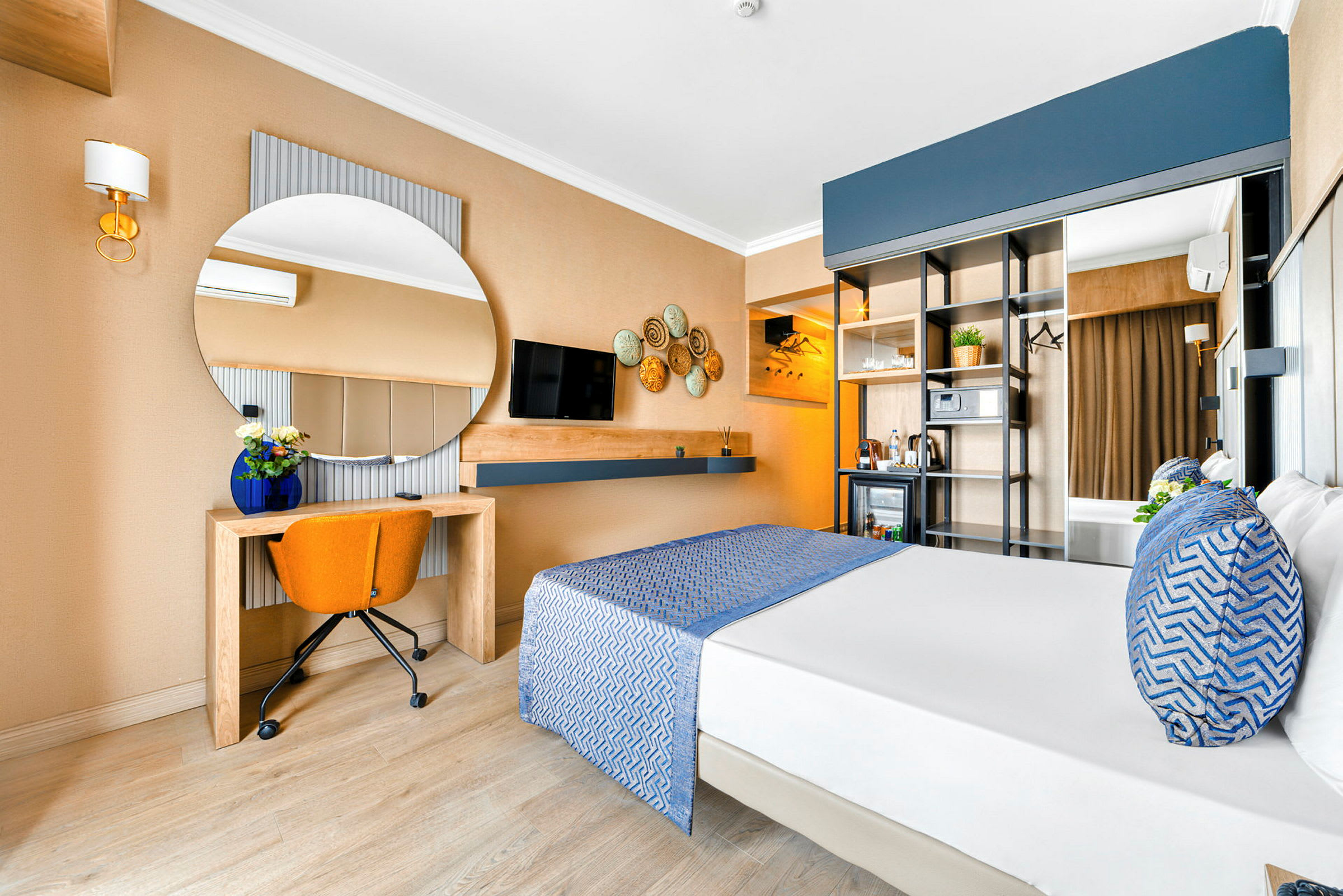 Hotellihuone, jossa parivuode, kirjoituspöytä ja sisäänrakennettu vaatekaappi. (Tekoälyn luoma teksti)
