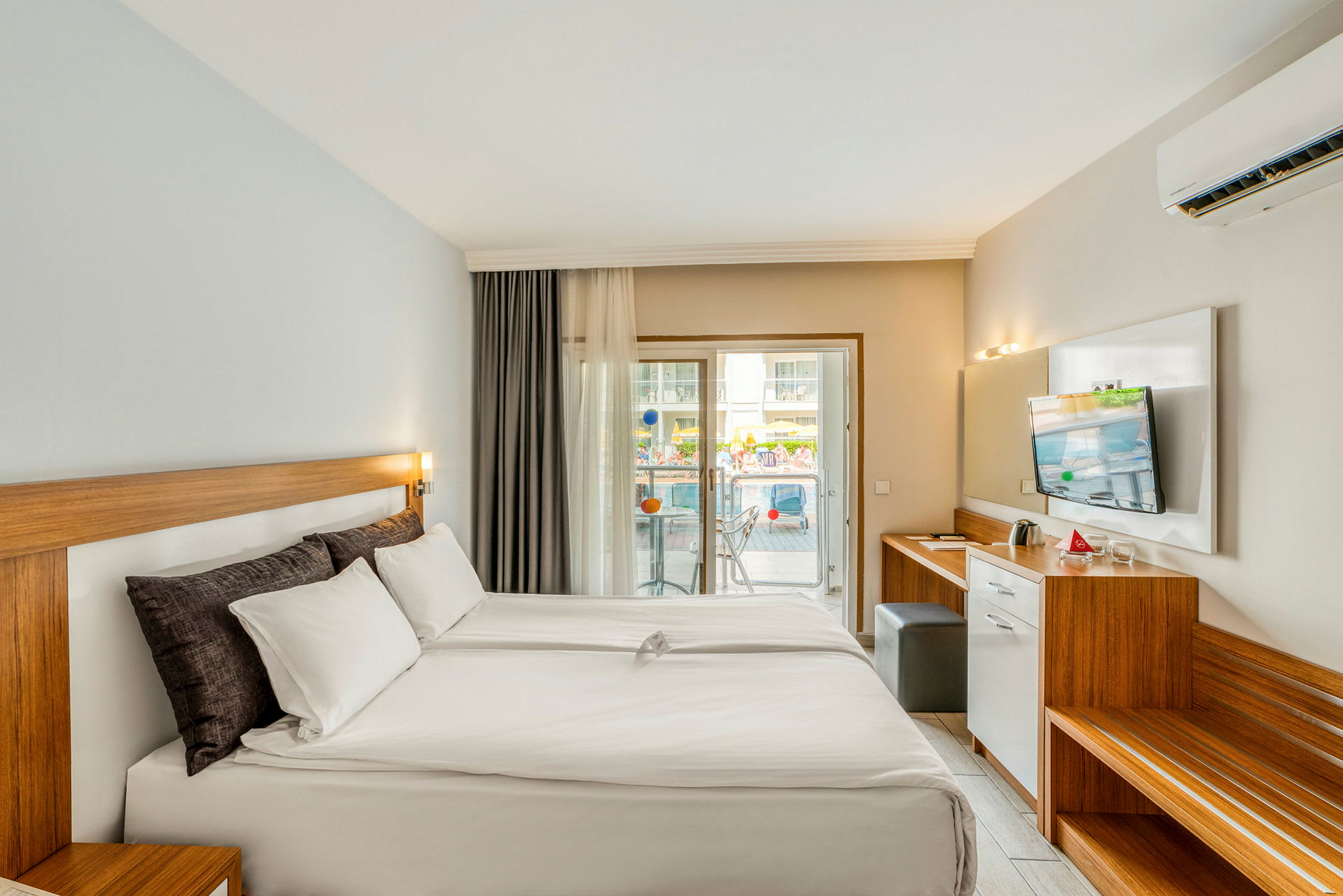 Hotellihuone, jossa parivuode ja parveke. (Tekoälyn luoma teksti)