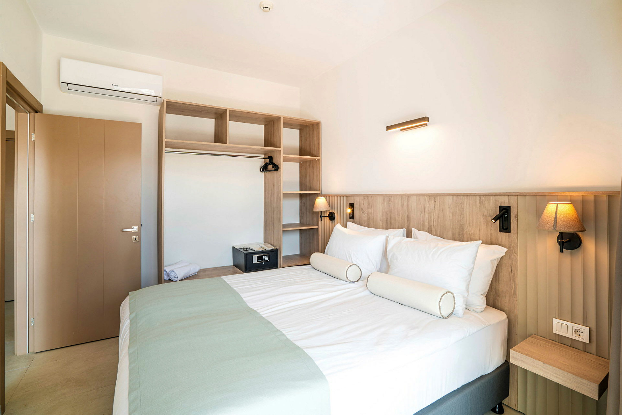 Hotellihuone, jossa on parivuode ja avoin kaappijärjestelmä. (Tekoälyn luoma teksti)