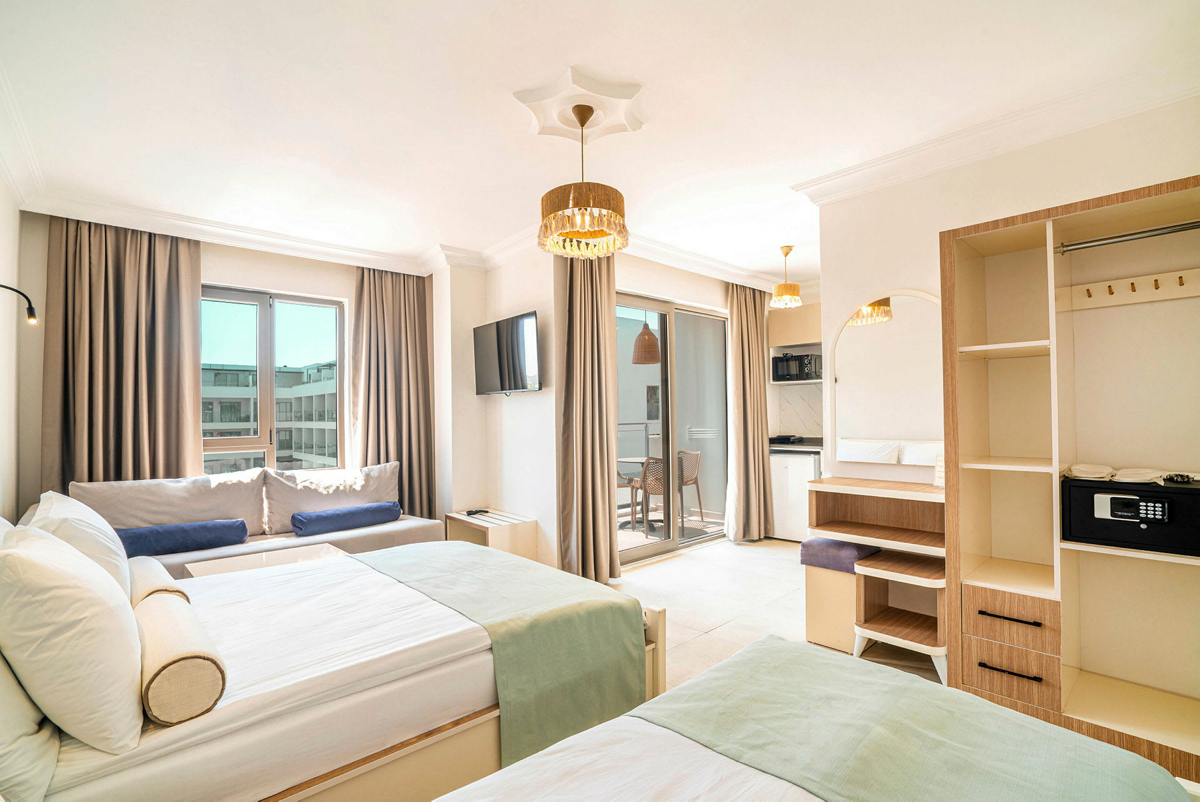 Kuva hotellihuoneesta, jossa on modernit huonekalut, kaksi sänkyä, sohva, televisio ja parveke vaaleilla verhoilla. (Tekoälyn luoma teksti)