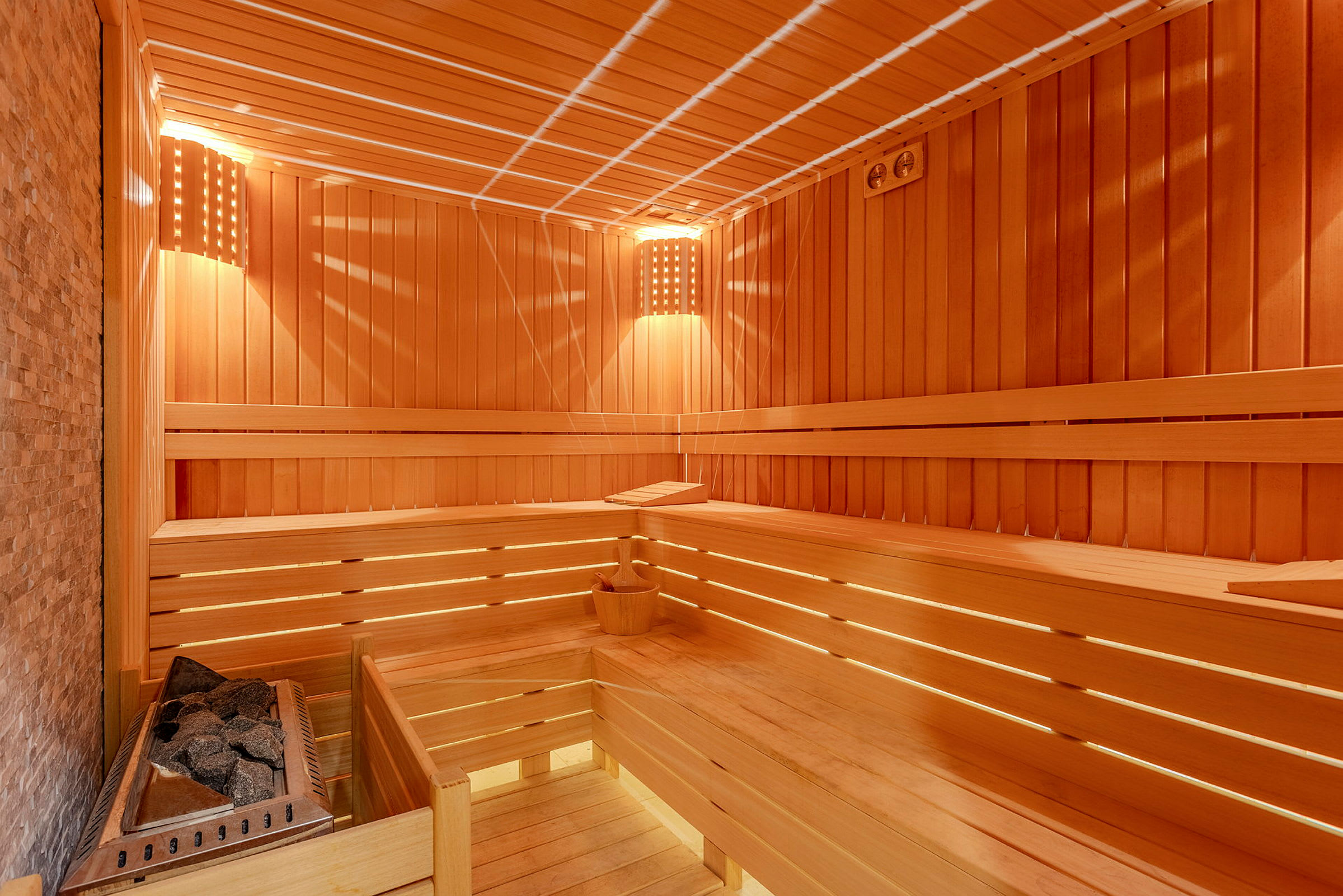 Sauna, jossa puupaneelit ja penkit. (Tekoälyn luoma teksti)