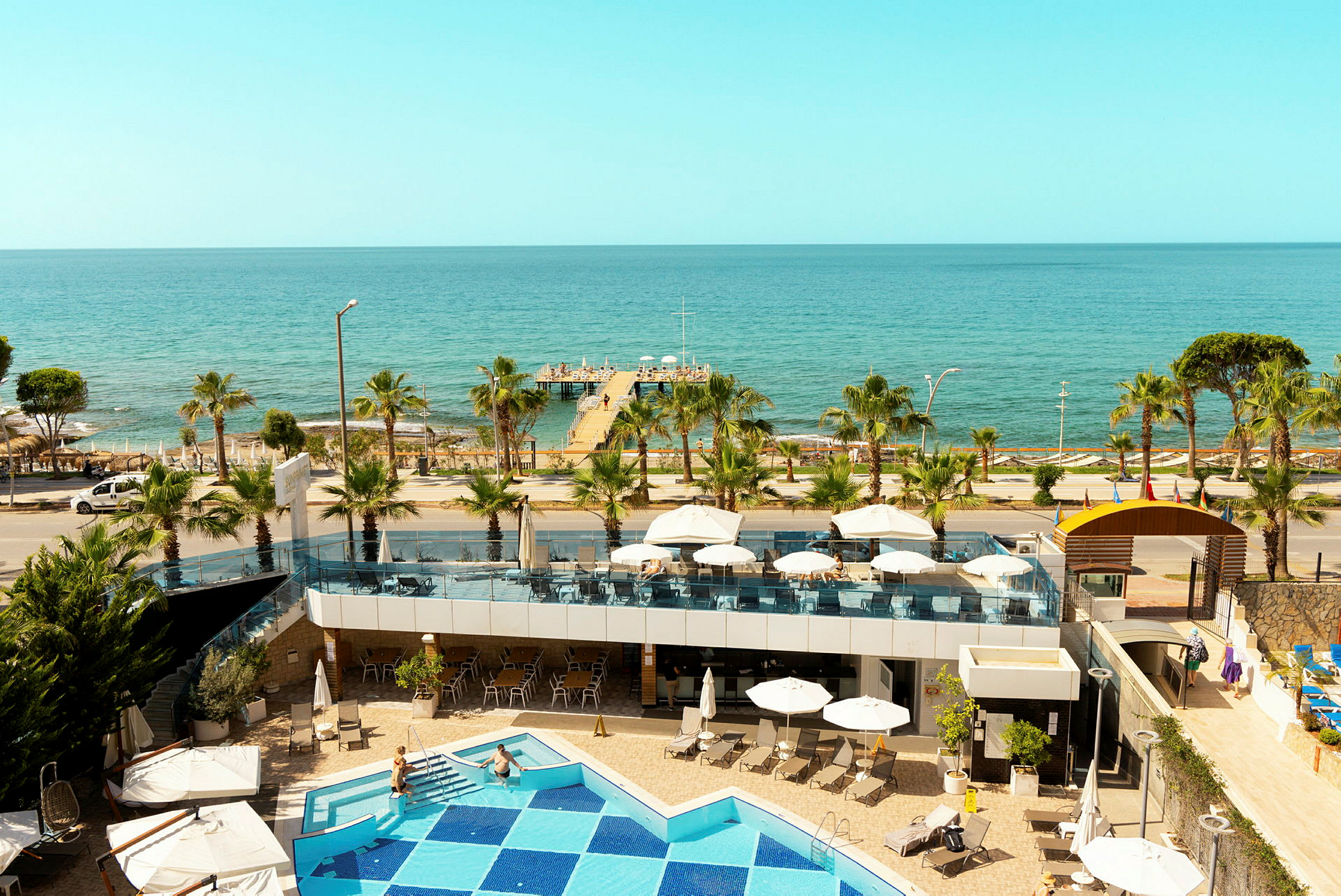 Näkymä hotellilta merelle, jossa uima-allas, terassi ja laituri. (Tekoälyn luoma teksti)