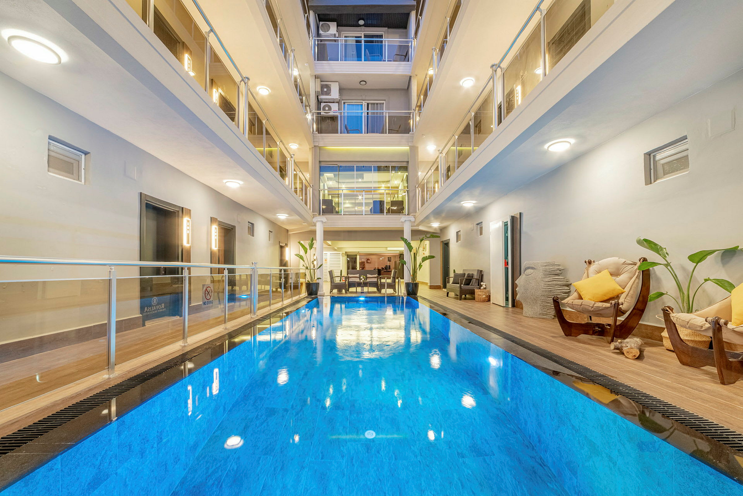 Sisäuima-allas modernissa hotellissa, ympärillä istumapaikkoja. (Tekoälyn luoma teksti)