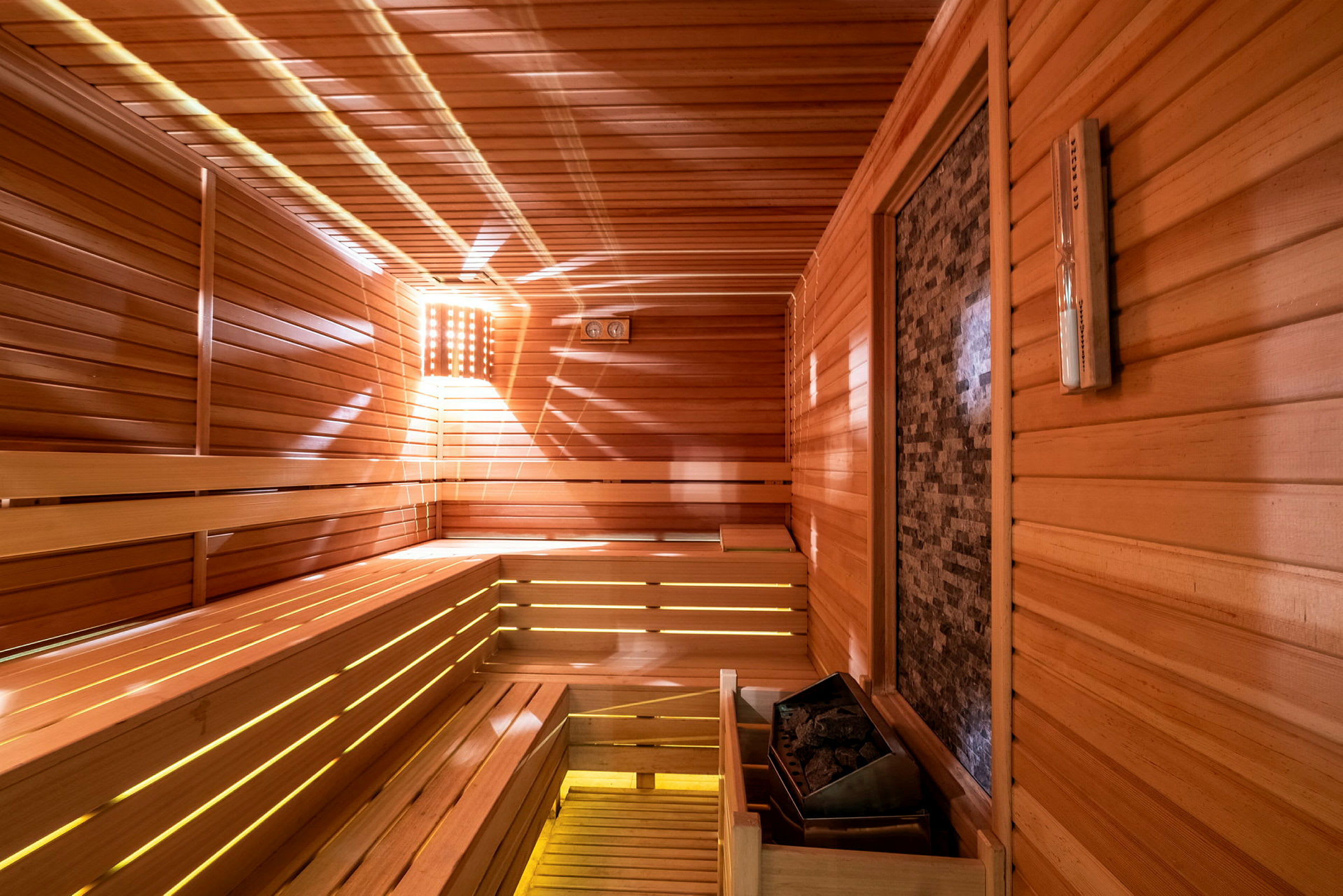 Sauna, jossa on puupaneelit ja kiuas näkyvät. (Tekoälyn luoma teksti)