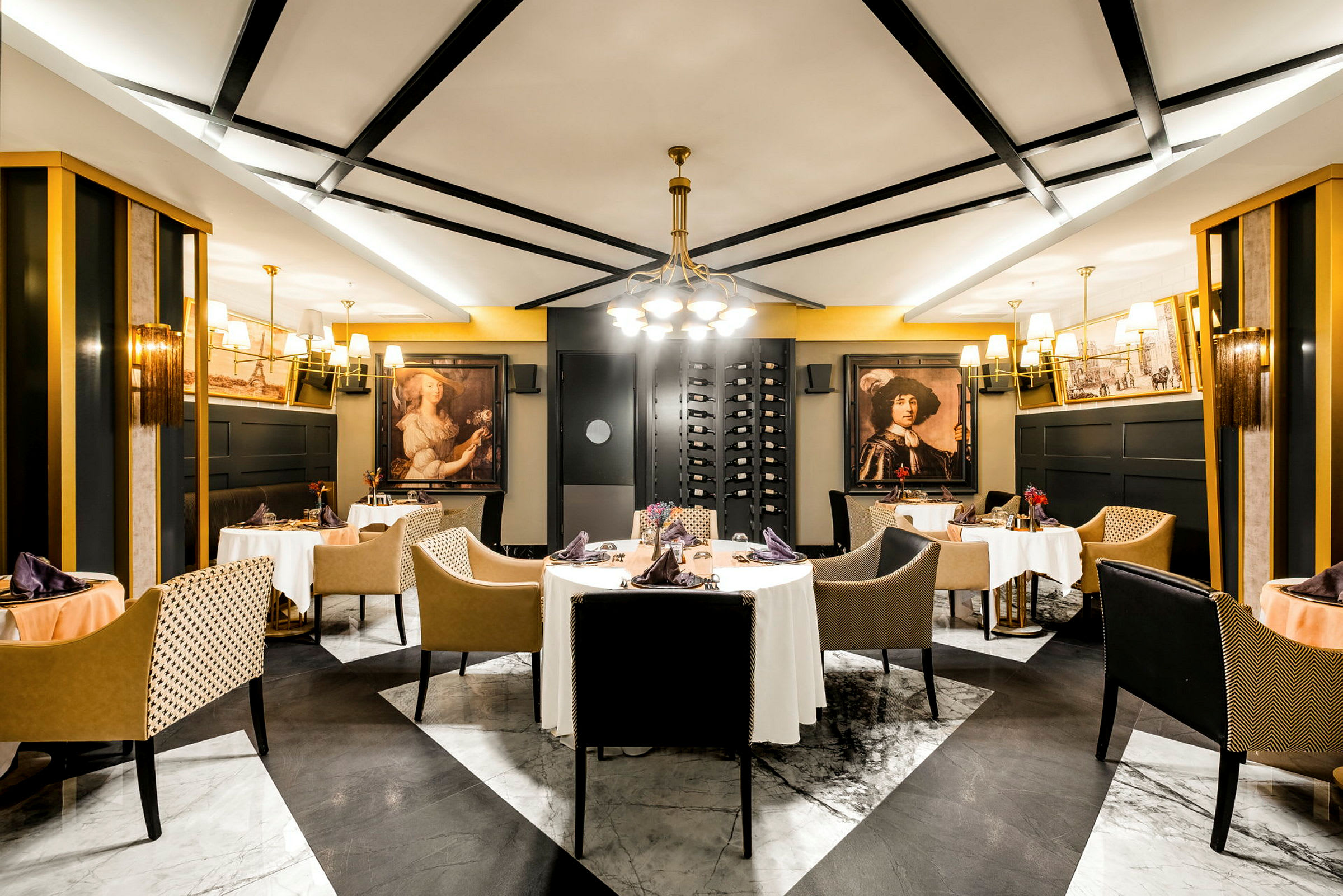 Tyylikäs ruokasali, jossa on pyöreitä pöytiä, pehmustettuja tuoleja ja ylellinen sisustus taideteoksineen seinillä. (Tekoälyn luoma teksti)