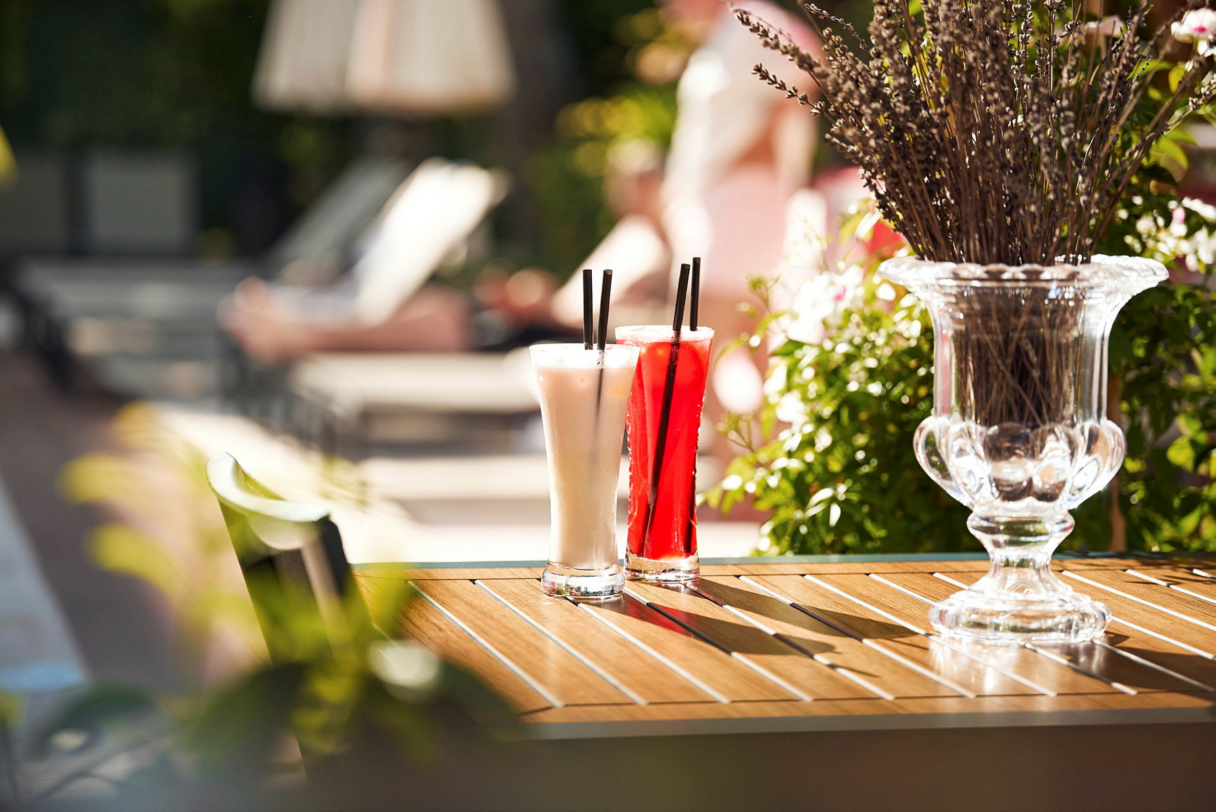 Kaksi cocktail-lasia on pöydällä laventelimaljakon vieressä. (Tekoälyn luoma teksti)