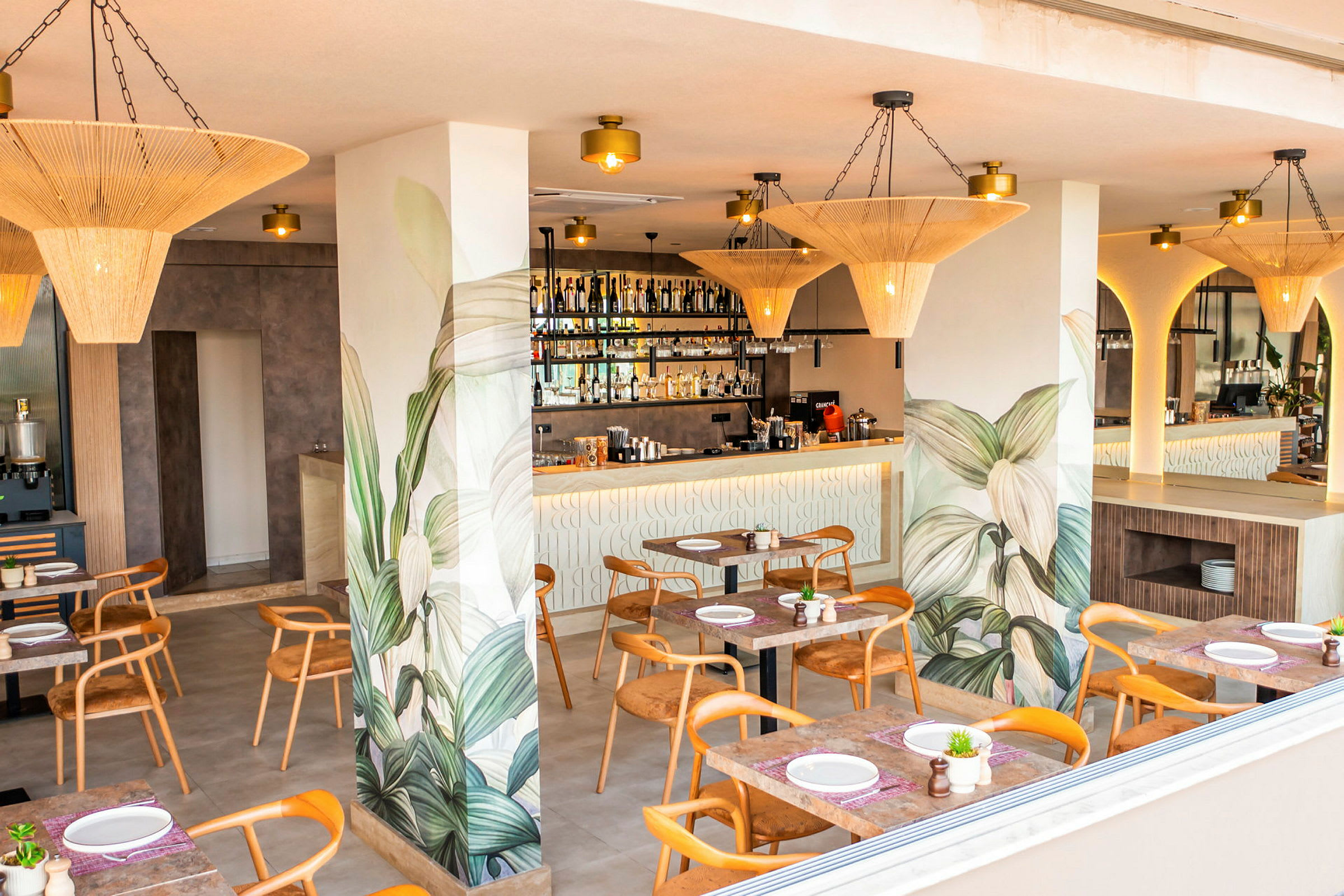 Ravintola, jossa on modernit puuhuonekalut ja koristeellisia seinämaalauksia kasveista. (Tekoälyn luoma teksti)