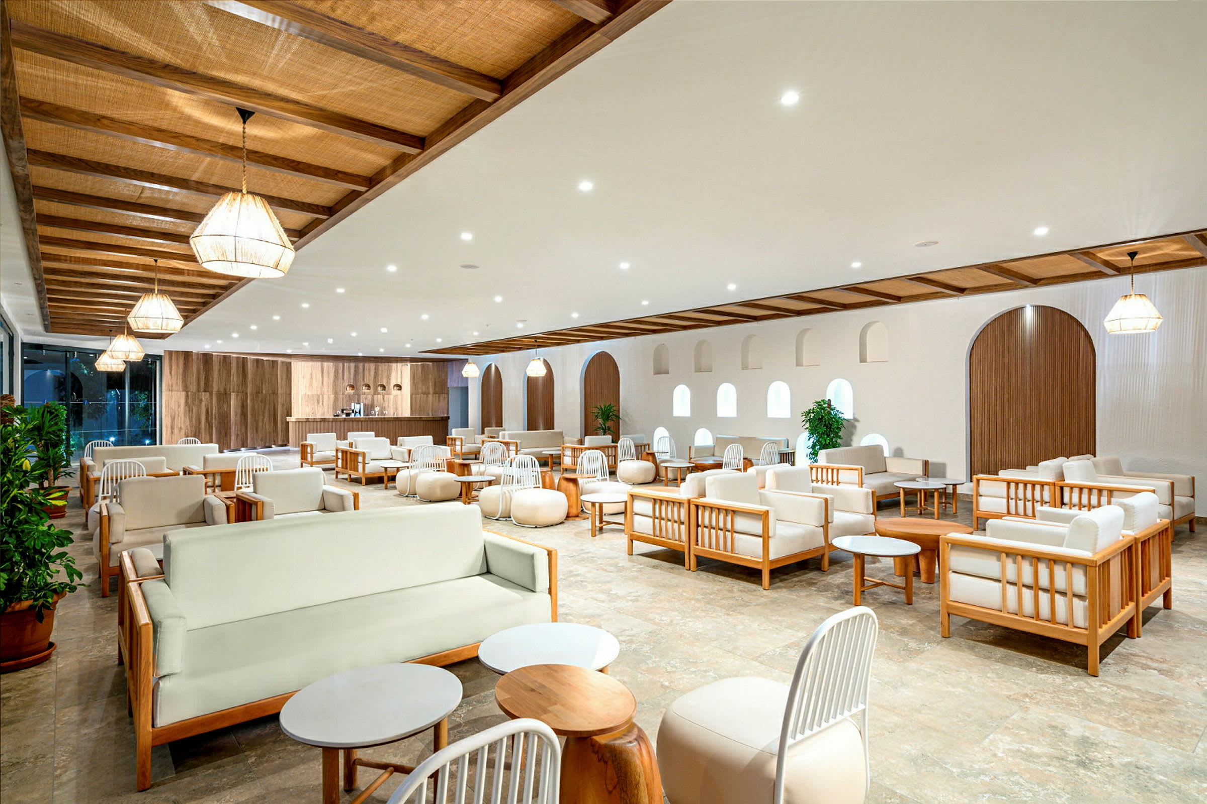Lounge, jossa on modernit huonekalut vaaleissa sävyissä. (Tekoälyn luoma teksti)