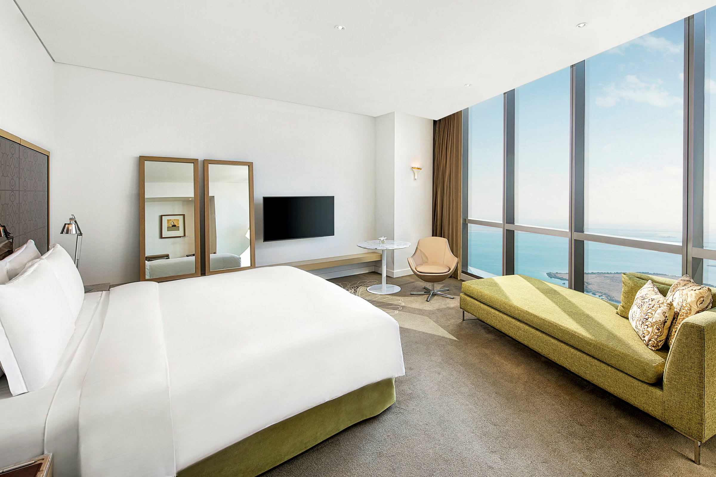 Moderni hotellihuone merinäköalalla. (Tekoälyn luoma teksti)