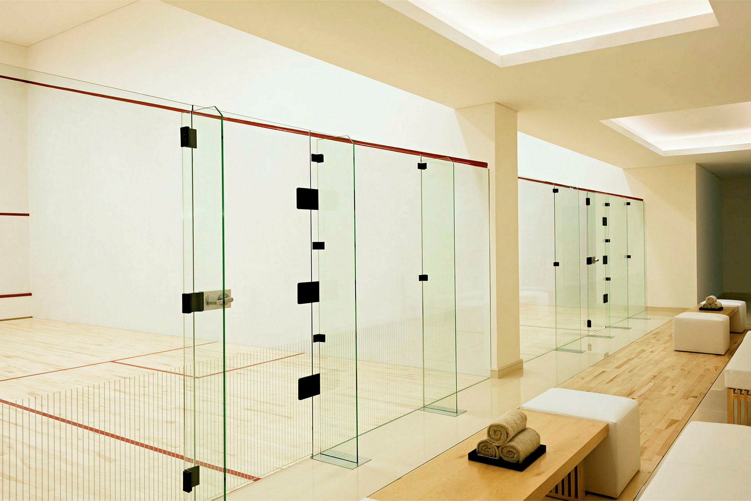 Squash-kentät lasiseinillä ja istumapaikoilla. (Tekoälyn luoma teksti)