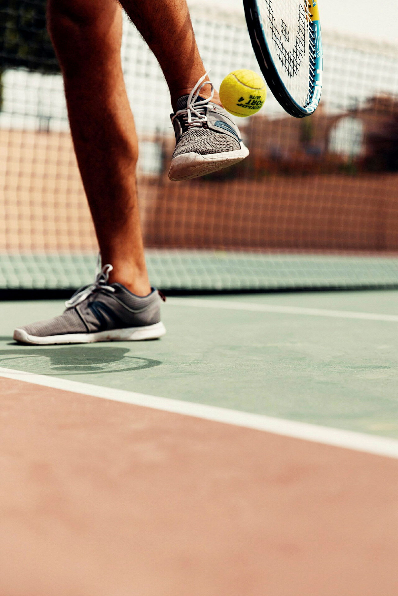 Tennispelaaja lyö tennispallon kentällä mailallaan. (Tekoälyn luoma teksti)