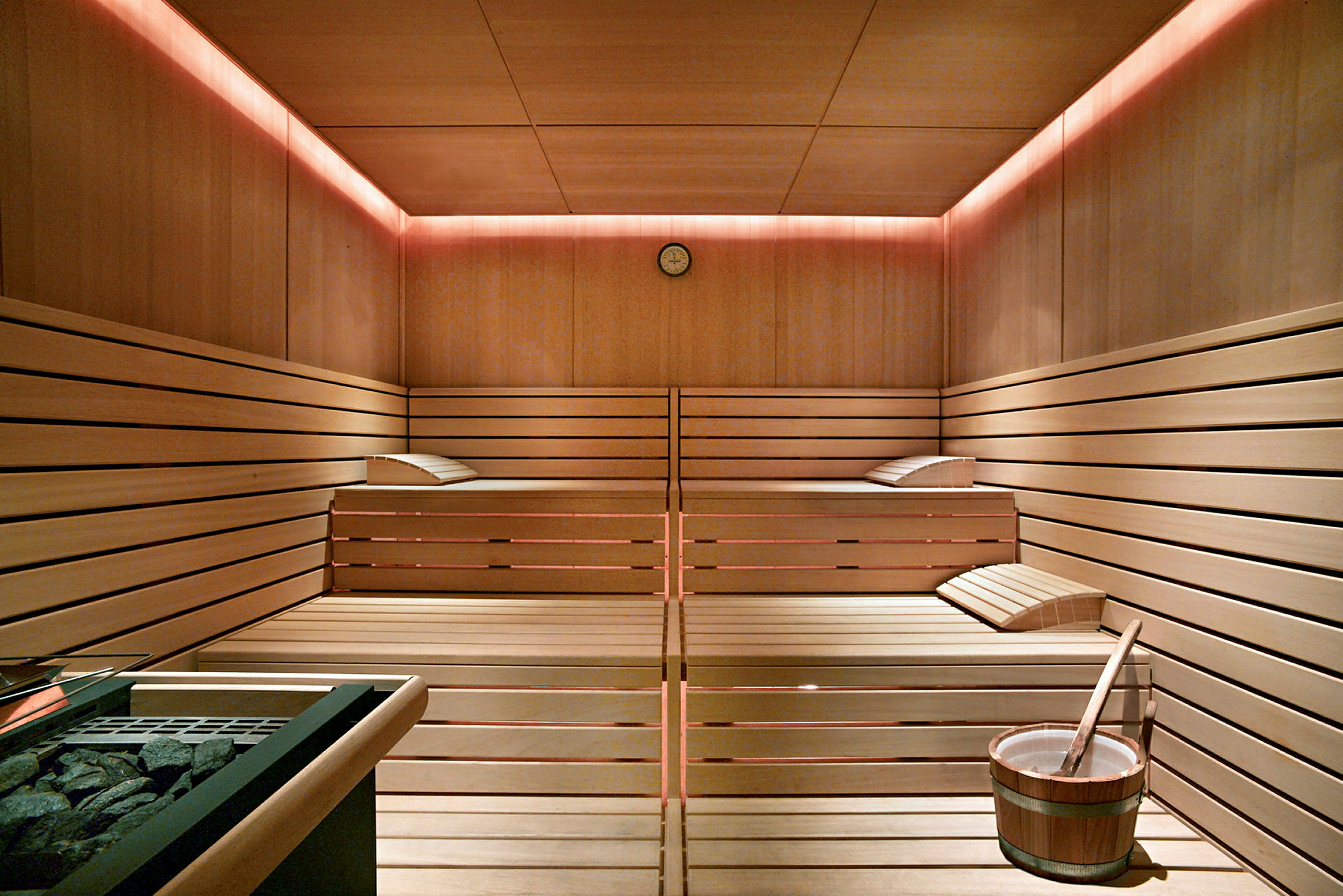 Puupäällysteinen sauna, jossa on penkit ja kauha. (Tekoälyn luoma teksti)