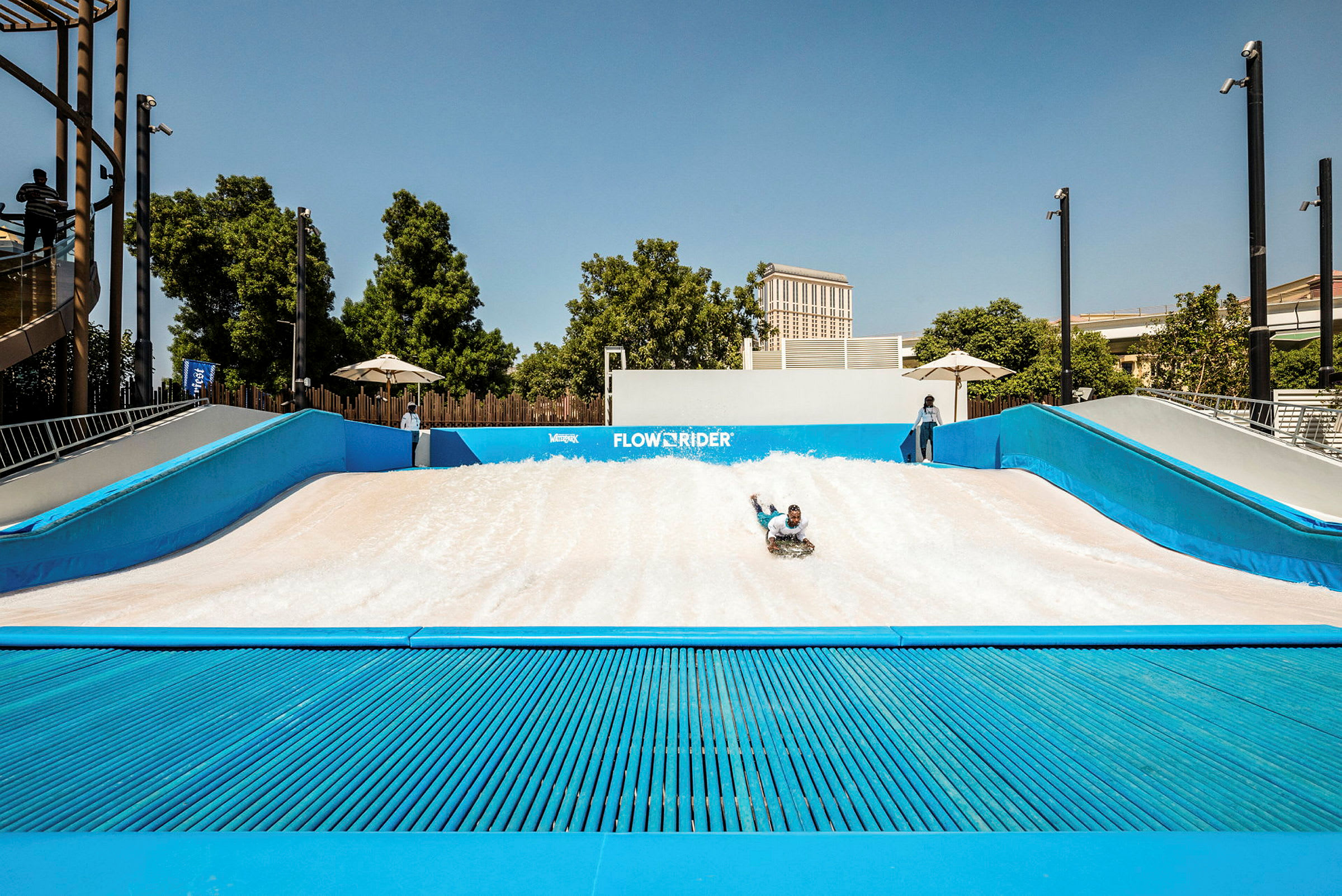 Henkilö ajaa vedessä FlowRider-laitteella. (Tekoälyn luoma teksti)