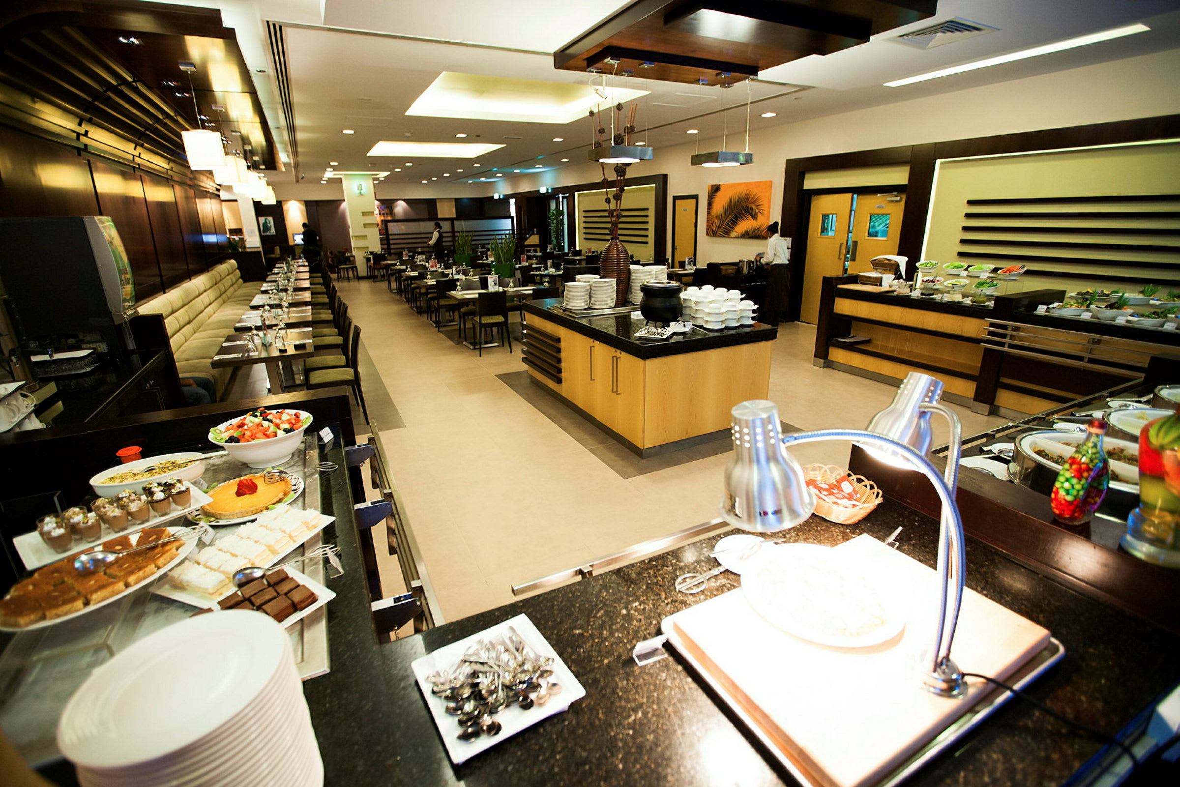 Ravintola, jossa buffet ja taustalla näkyy pöytiä ja istumapaikkoja. (Tekoälyn luoma teksti)