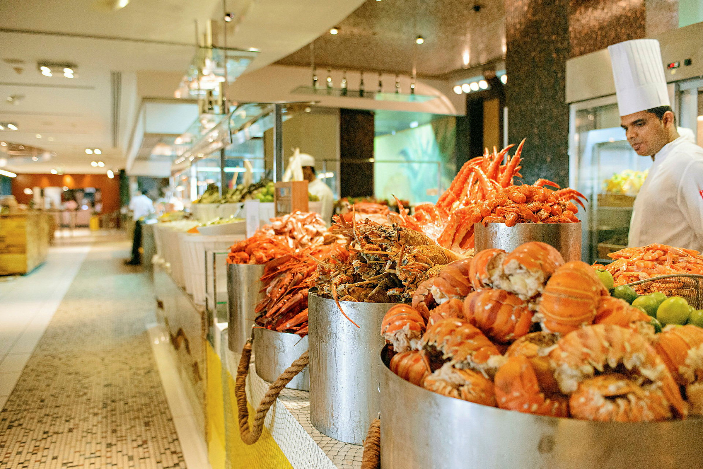 Buffet-alue, jossa on suuria määriä tuoreita äyriäisiä, kuten hummereita ja katkarapuja. (Tekoälyn luoma teksti)