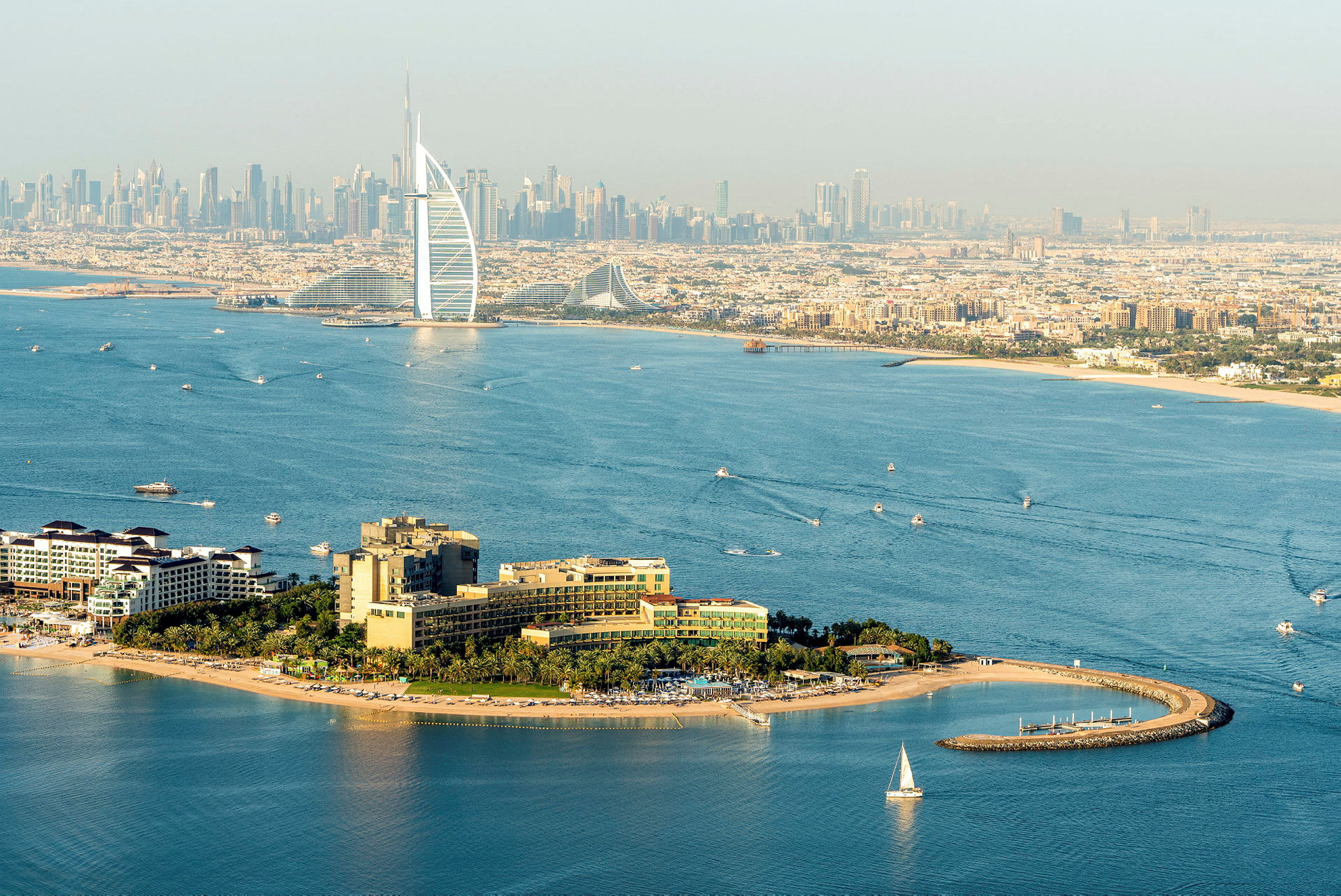 Ilmakuva Dubain rannikolta, taustalla Burj Al Arab ja ympäröivät rakennukset. (Tekoälyn luoma teksti)