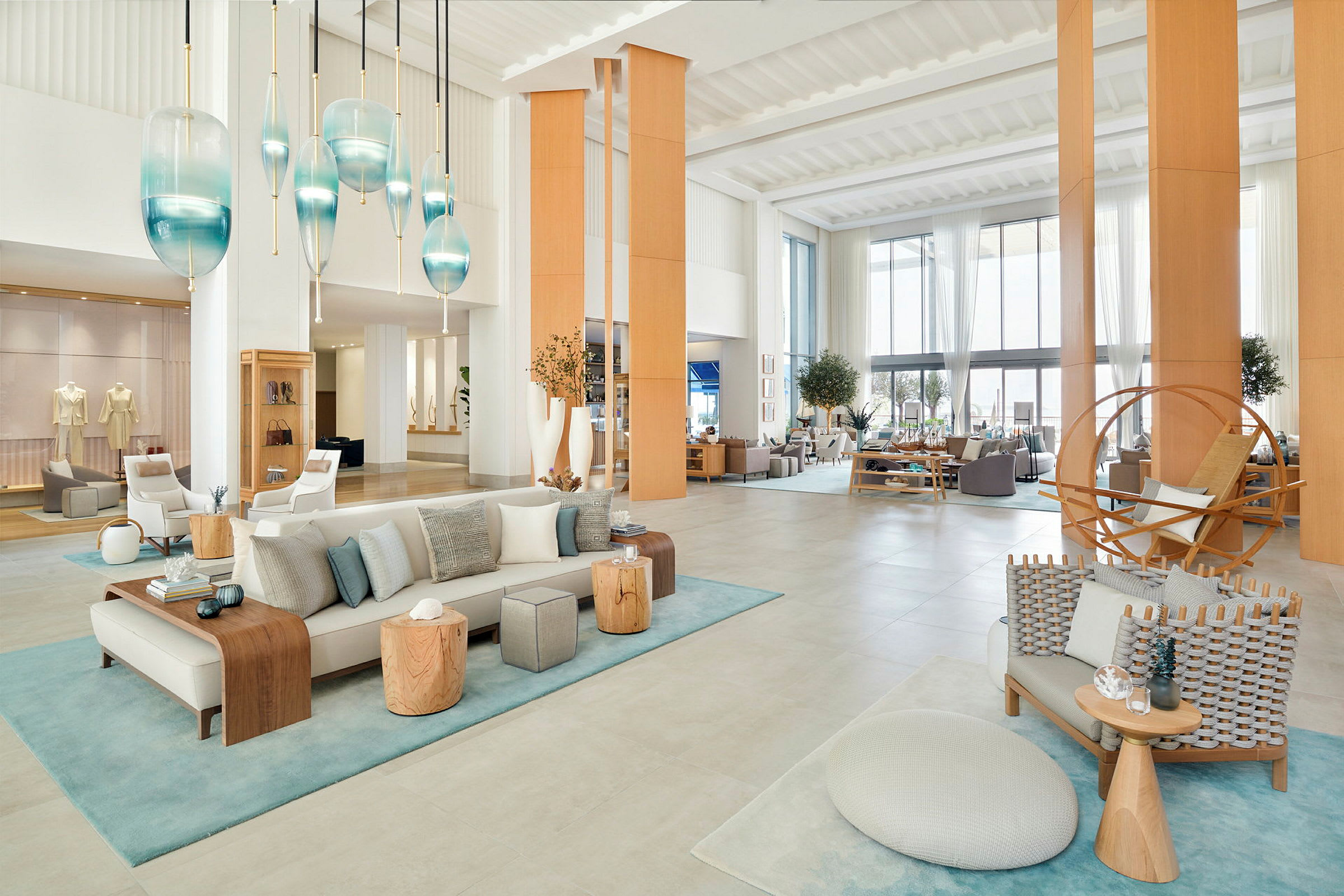 Valoisa ja avoin hotellikäytävä, jossa on tyylikäs sisustus ja modernit huonekalut. (Tekoälyn luoma teksti)