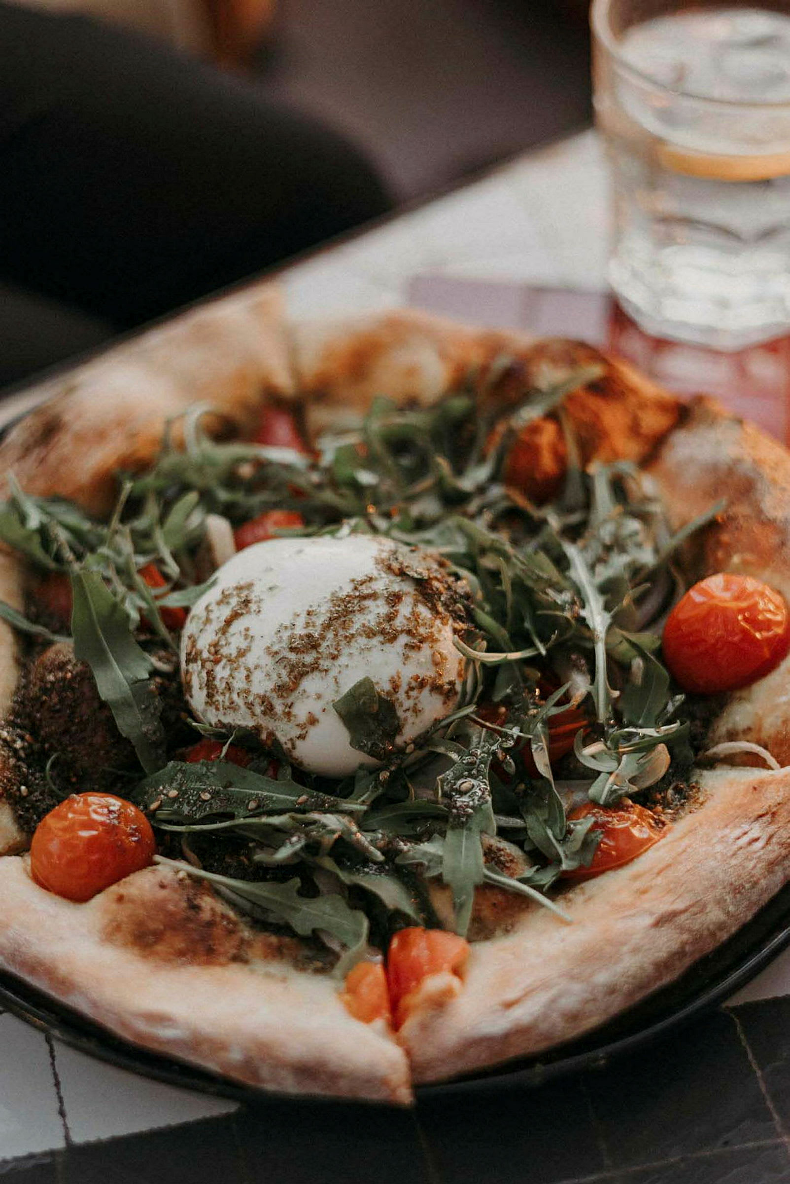 Pizza, jossa burratajuustoa, rucolaa ja kirsikkatomaatteja. (Tekoälyn luoma teksti)