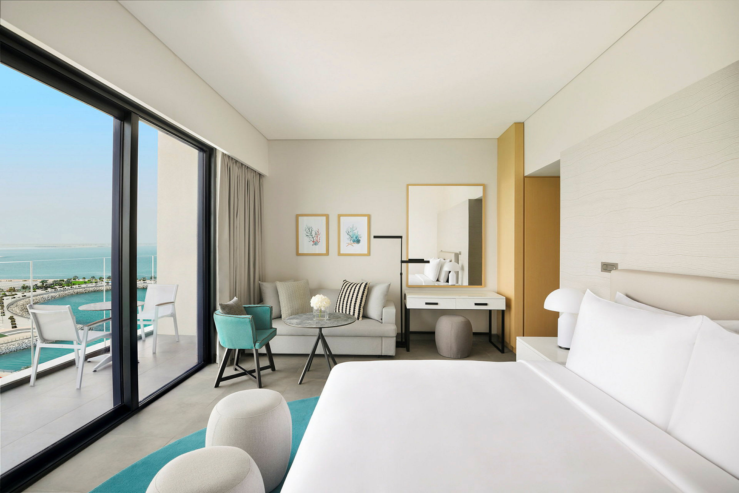 Moderni hotellihuone merinäköalalla. (Tekoälyn luoma teksti)