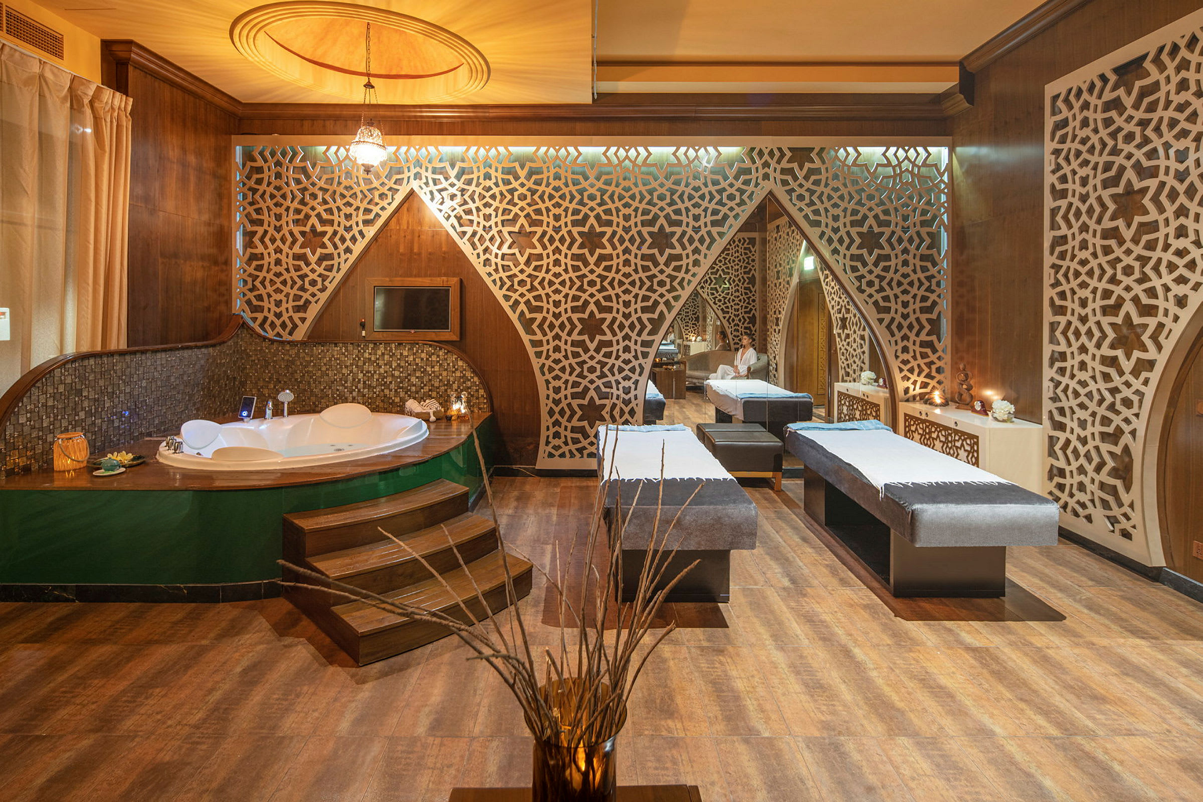 Tyylikäs spa porealtaalla ja hierontapöydillä. (Tekoälyn luoma teksti)