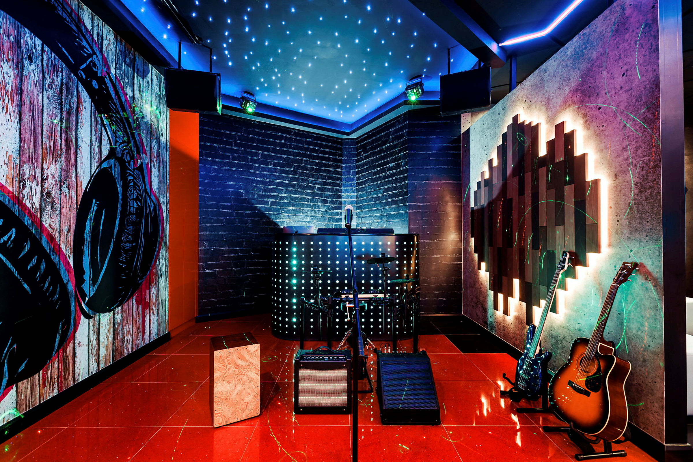 Musiikkistudio, jossa on instrumentteja ja koristeellisia seiniä. (Tekoälyn luoma teksti)