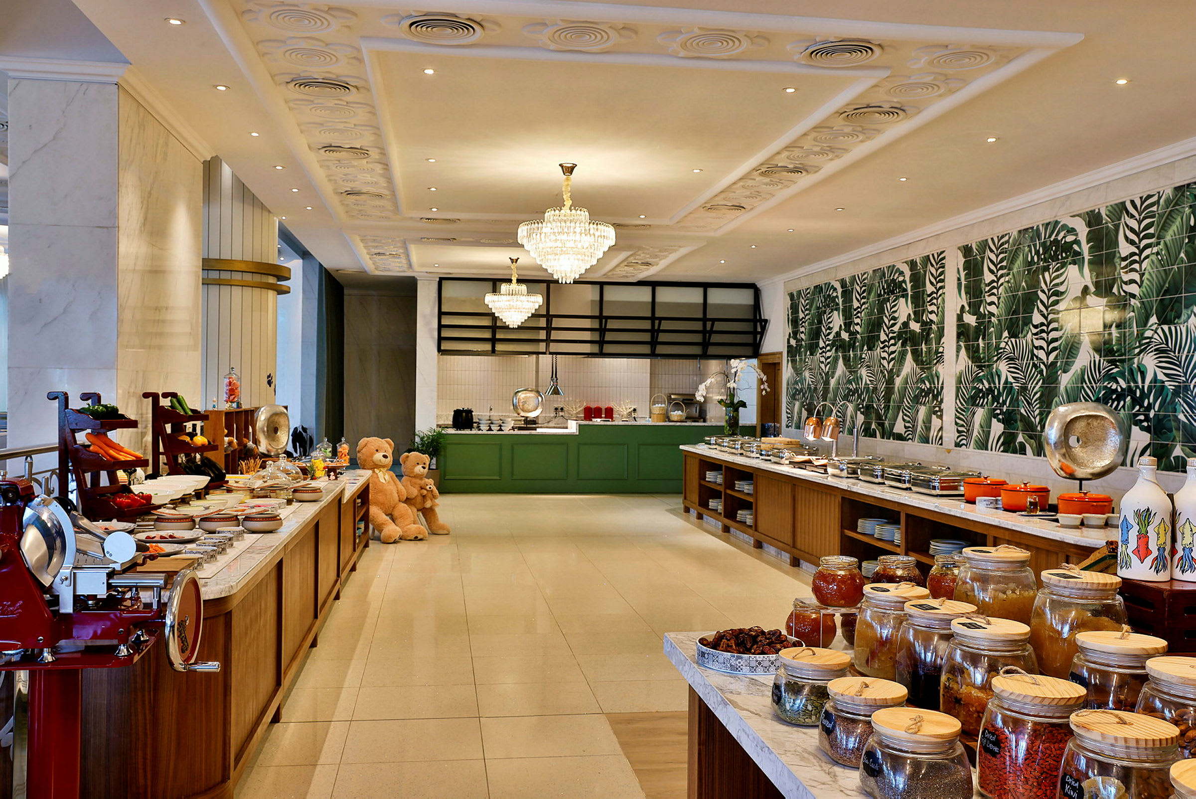 Buffet-alue, jossa pöydät täynnä erilaisia ruokavaihtoehtoja ja koristeluita. (Tekoälyn luoma teksti)