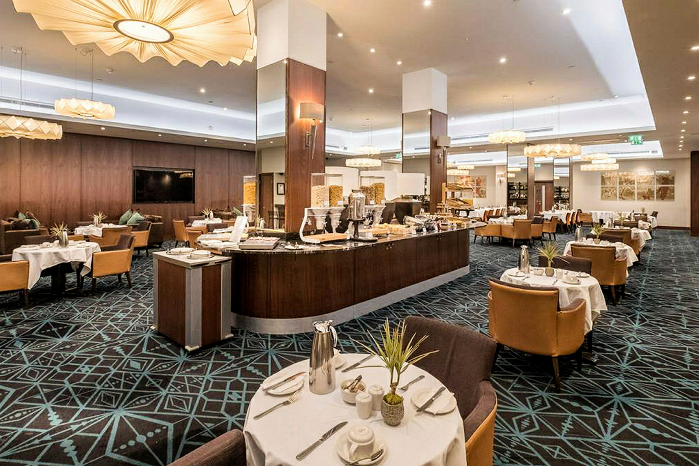 Moderni ravintola, jossa on katettuja pöytiä ja buffet-piste. (Tekoälyn luoma teksti)