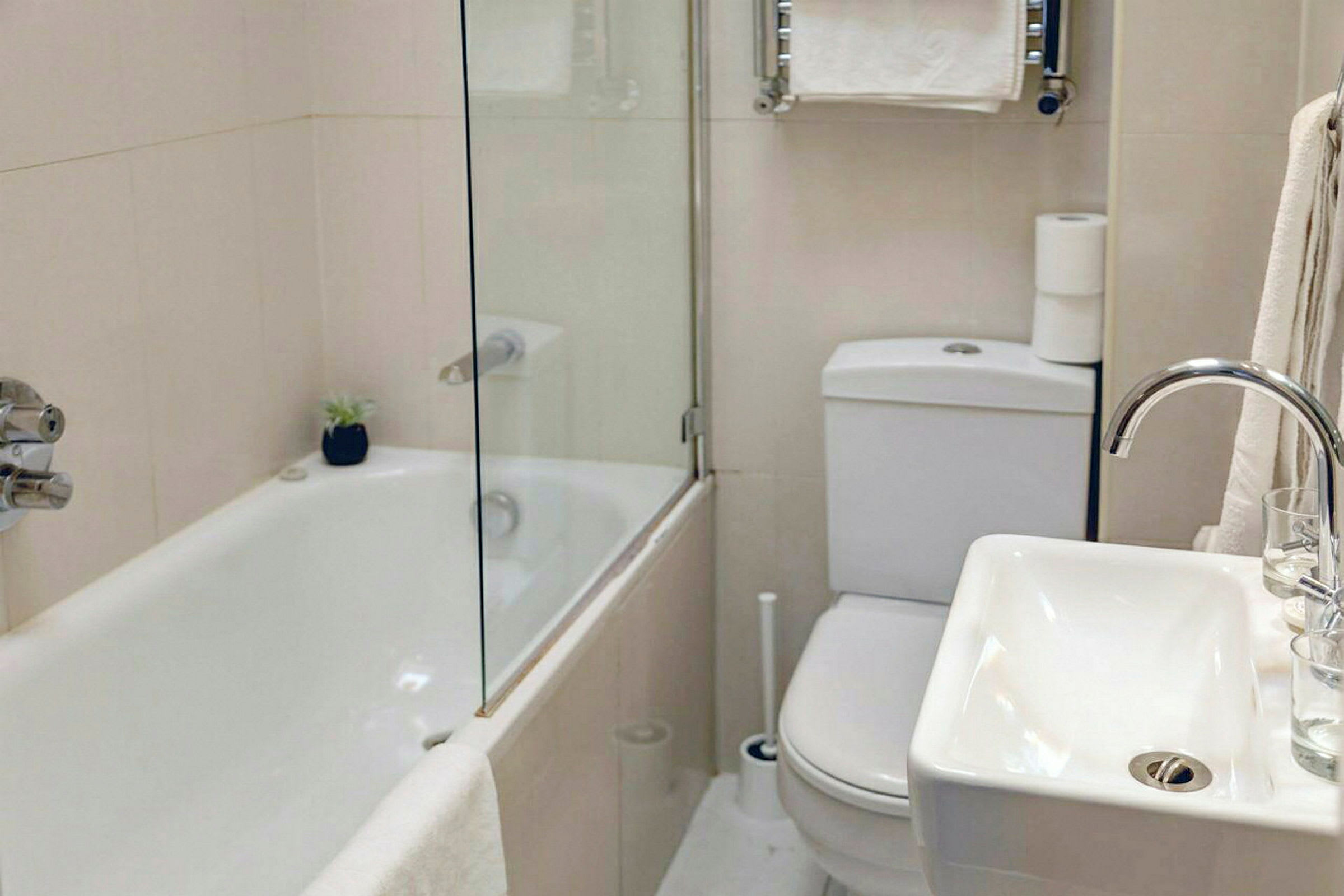 Kylpyhuone, jossa on kylpyamme, wc ja pesuallas. (Tekoälyn luoma teksti)