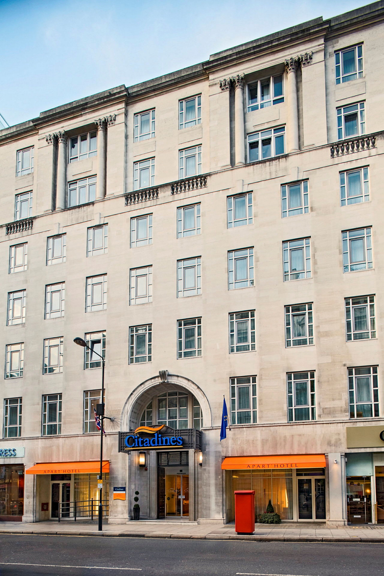 Usean kerroksen rakennus nimeltään Citadines, jossa on sisäänkäynnit hotelliin ja kauppoihin. (Tekoälyn luoma teksti)