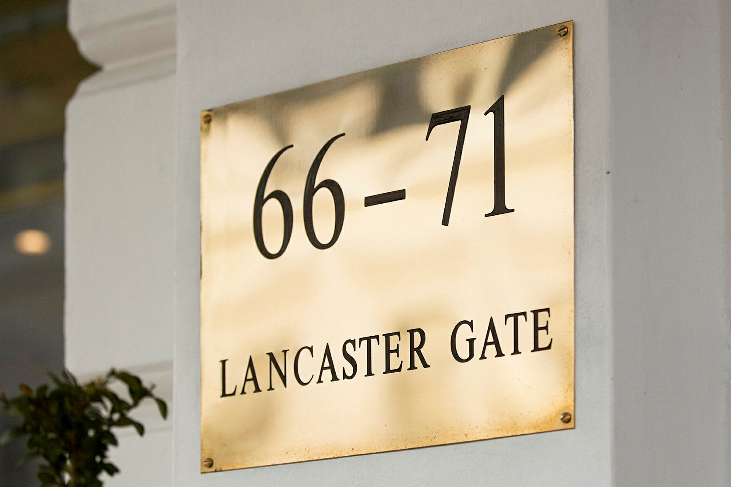 Kilpi, jossa teksti 66-71 Lancaster Gate. (Tekoälyn luoma teksti)