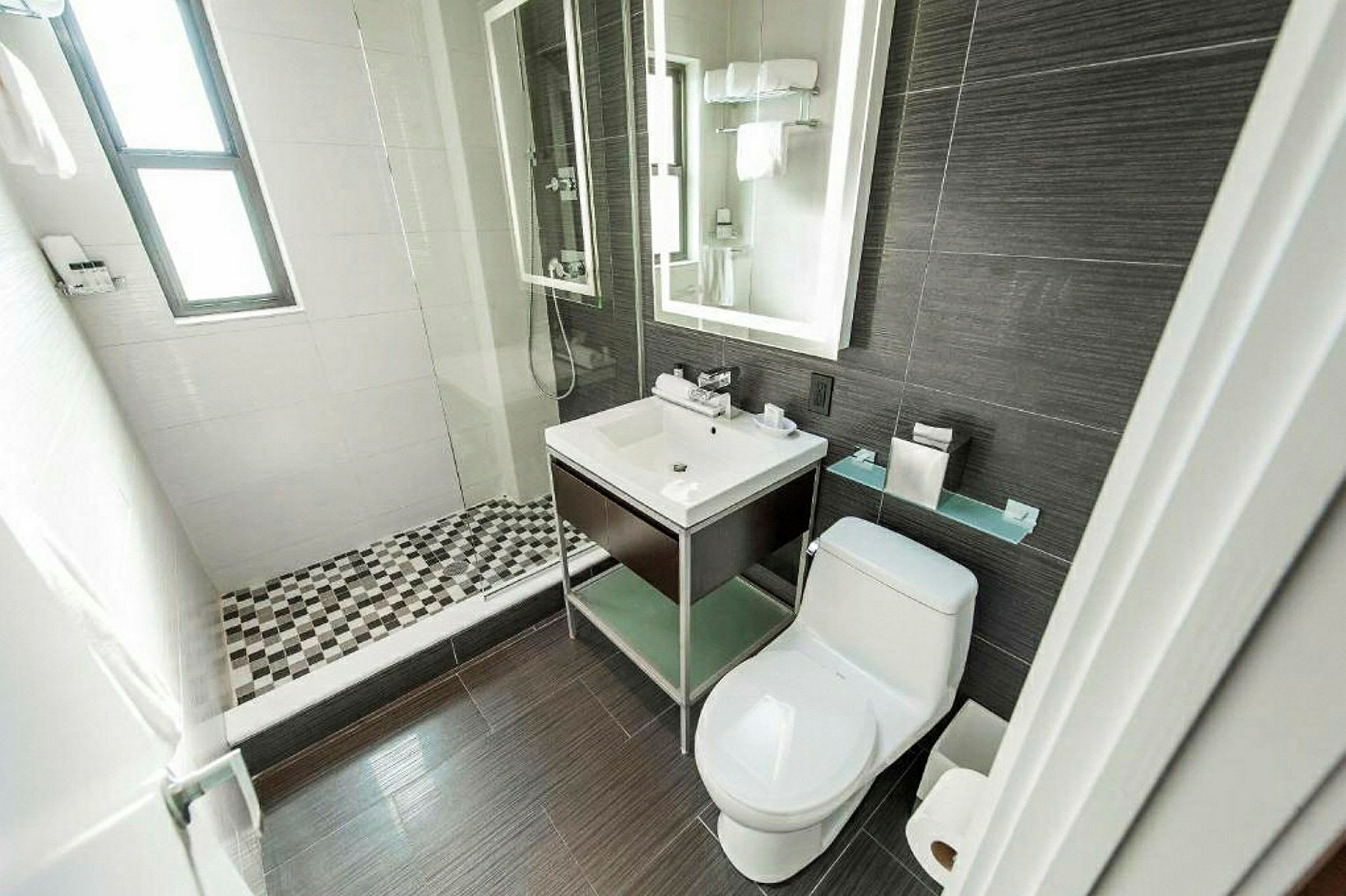 Moderni kylpyhuone, jossa suihku, pesuallas ja wc. (Tekoälyn luoma teksti)