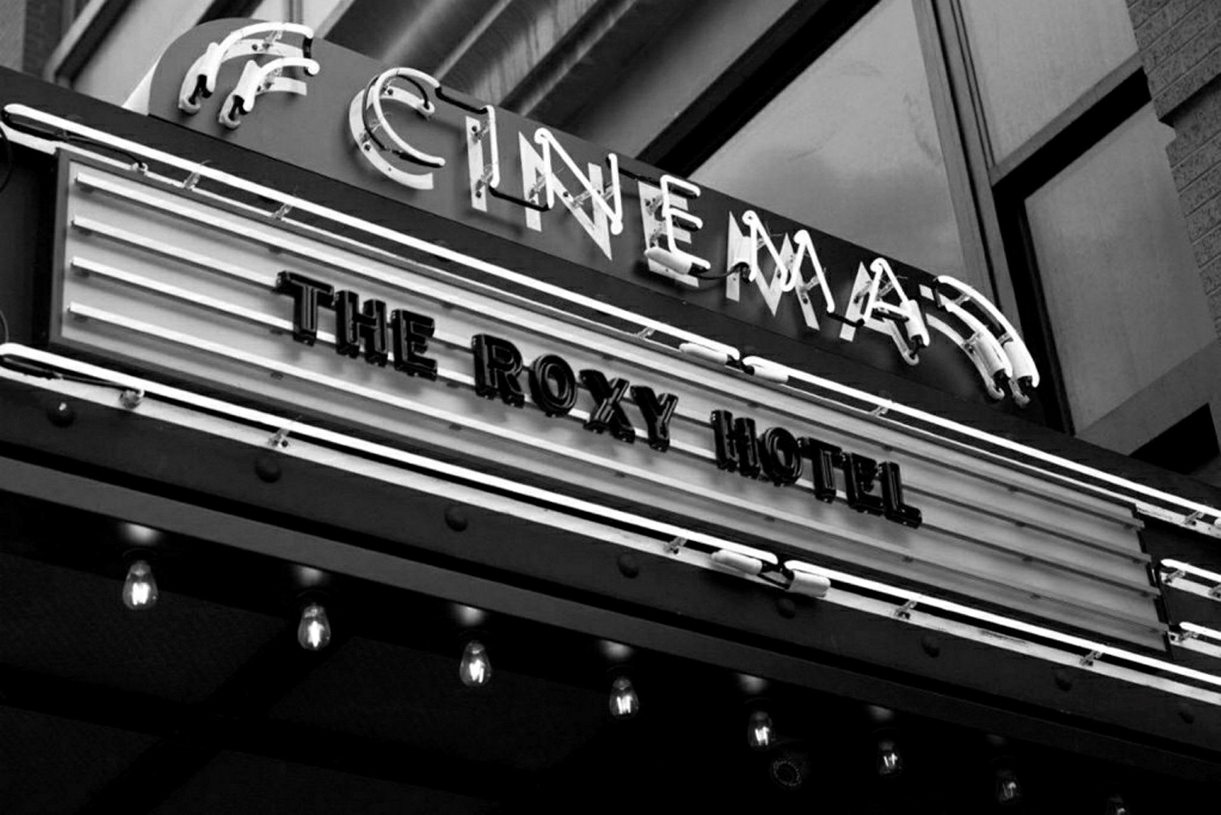 Kuva elokuvateatterin kyltistä, jossa lukee "The Roxy Hotel". (Tekoälyn luoma teksti)