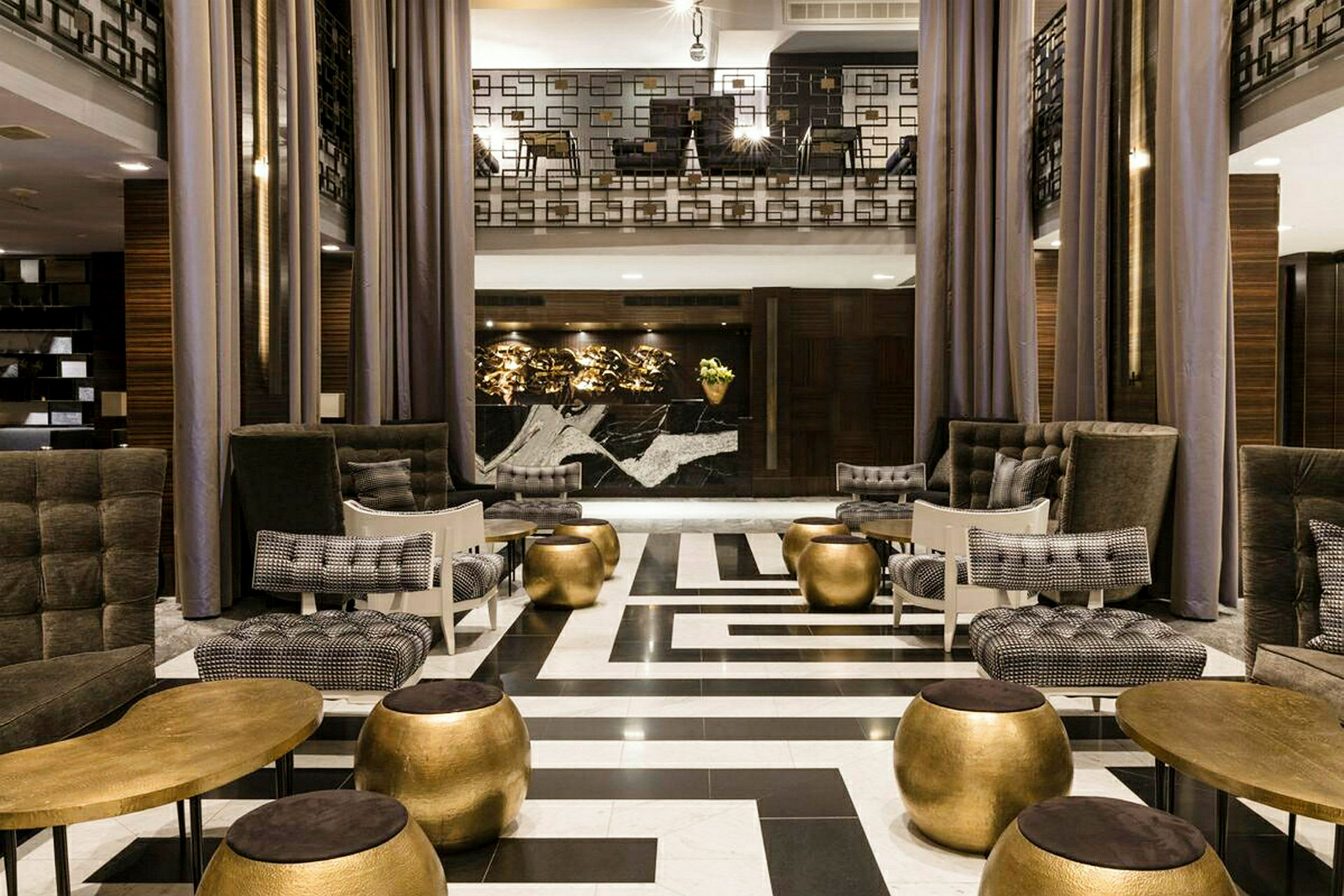 Tyylikäs hotelliaula modernilla sisustuksella, ylellisillä huonekaluilla ja koristeellisilla yksityiskohdilla. (Tekoälyn luoma teksti)
