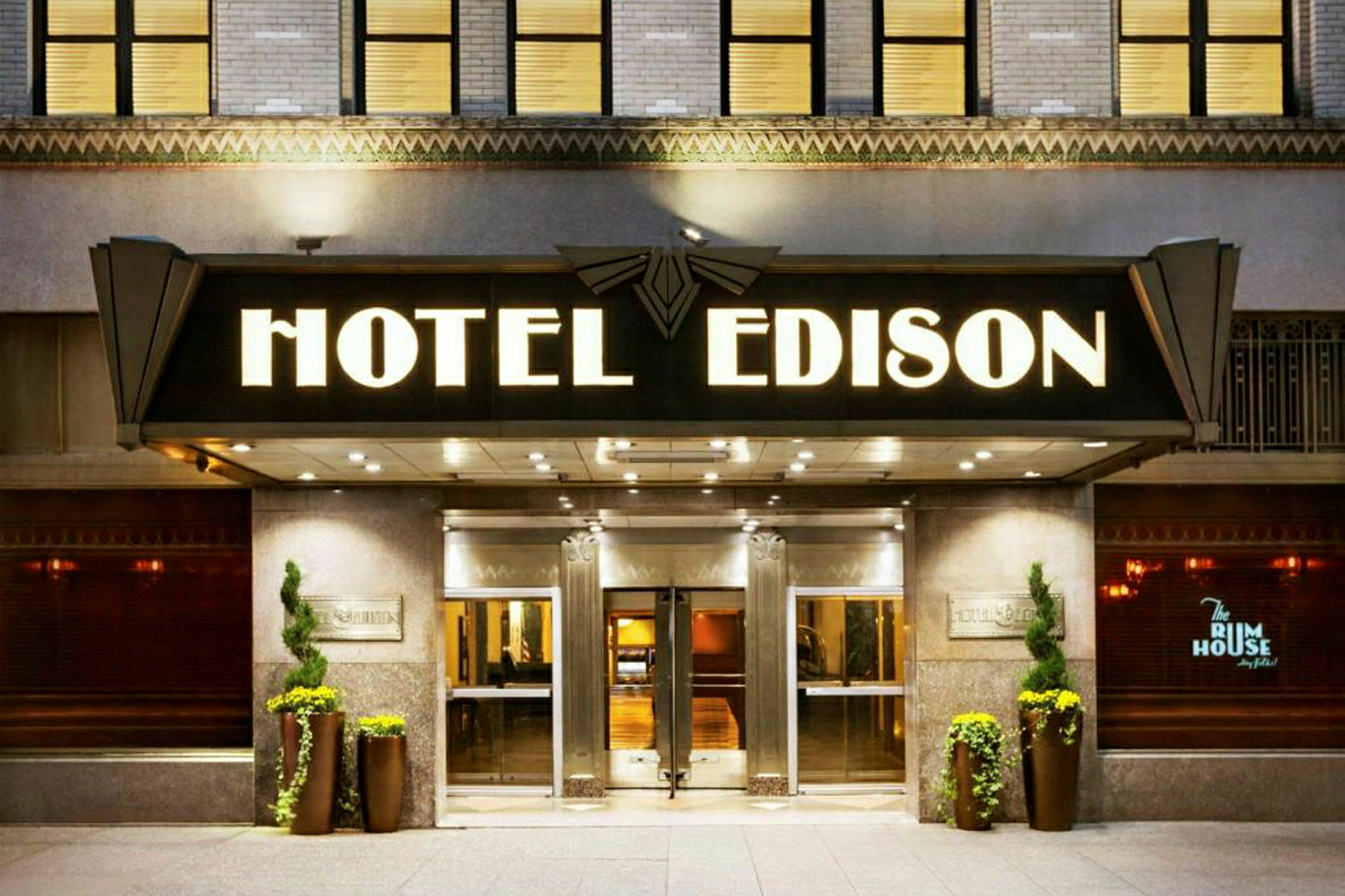Hotellin julkisivu, jossa kyltti "Hotel Edison" sisäänkäynnin yläpuolella. (Tekoälyn luoma teksti)
