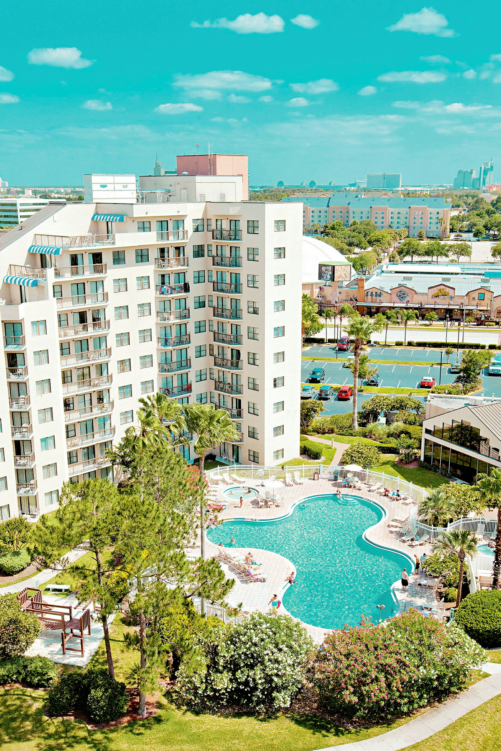 Rakennuskompleksi hotellilla ja uima-altaalla, jota ympäröivät puutarhat ja viheralueet. (Tekoälyn luoma teksti)