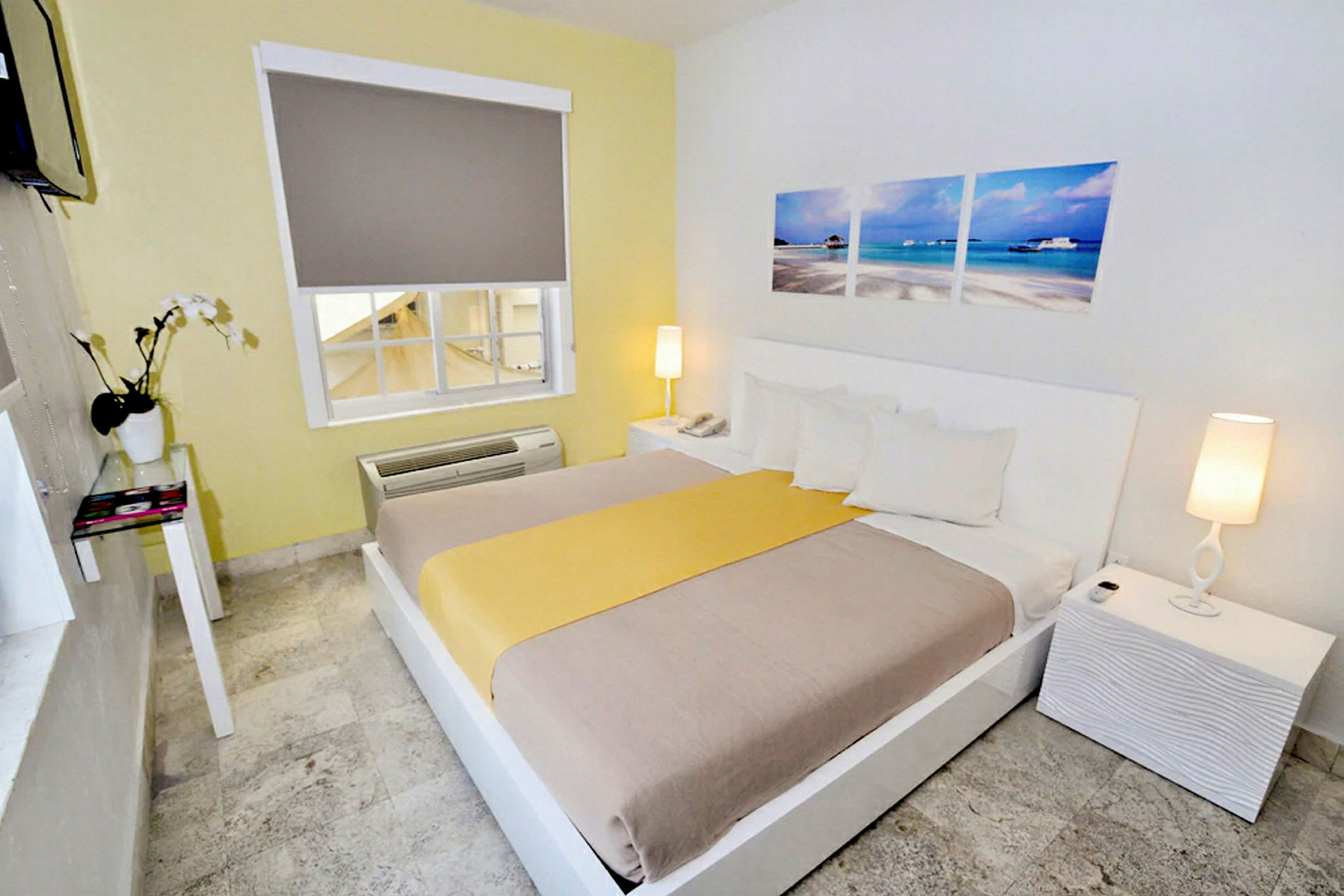 Hotellihuone, jossa on parivuode, valkoinen sisustus ja koristelu. (Tekoälyn luoma teksti)
