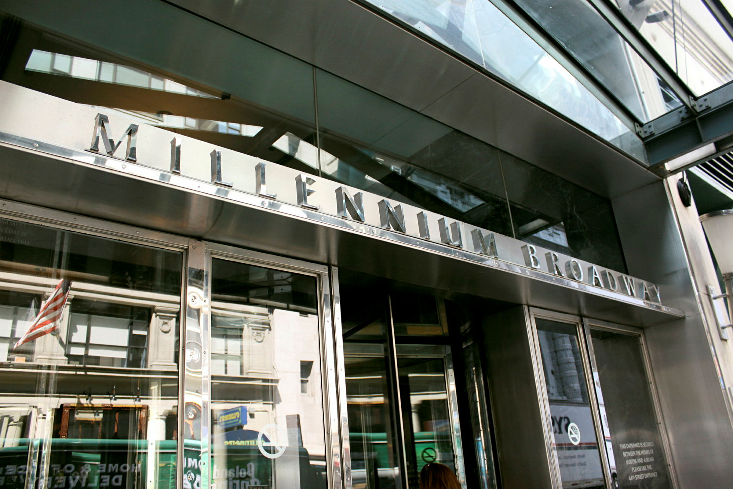Kuva rakennuksesta, jossa sisäänkäynnillä lukee Millennium Broadway. (Tekoälyn luoma teksti)