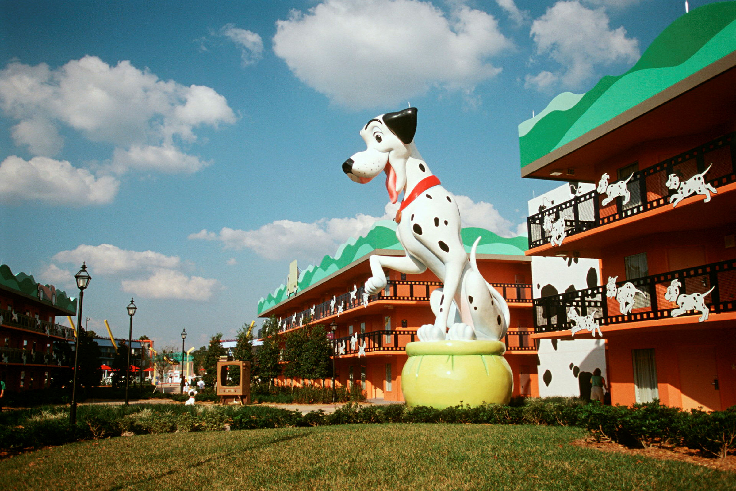 Suuri dalmatialaisen patsas hotellin värikkäiden rakennusten vieressä. (Tekoälyn luoma teksti)